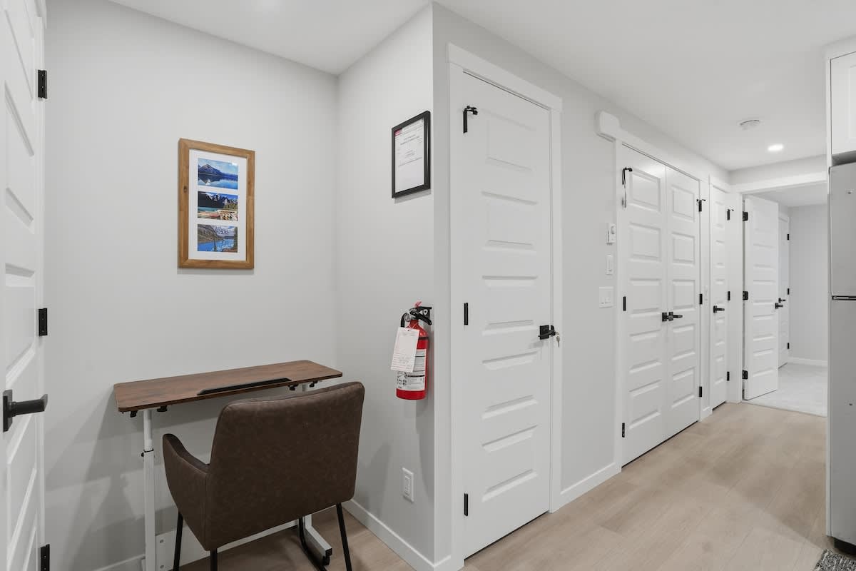 Adjustable desk working space