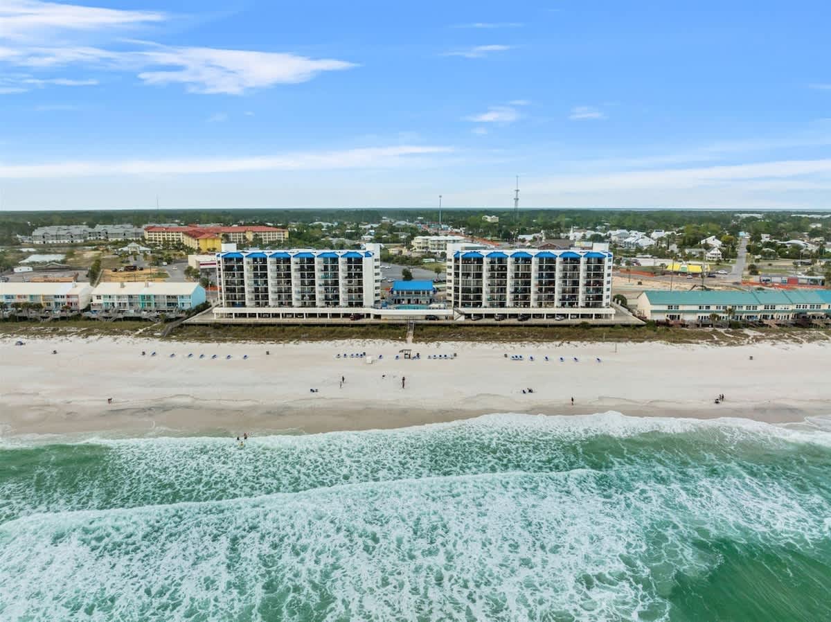 Aquavista 405e – Aerial view of Aquavista 405e, featuring beachfront location and surrounding buildings.