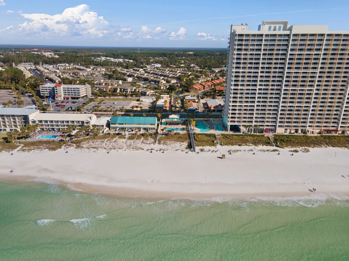 135 Grande Island Blvd – Aerial view of beach, pool area, and nearby buildings at Grande Island Blvd.