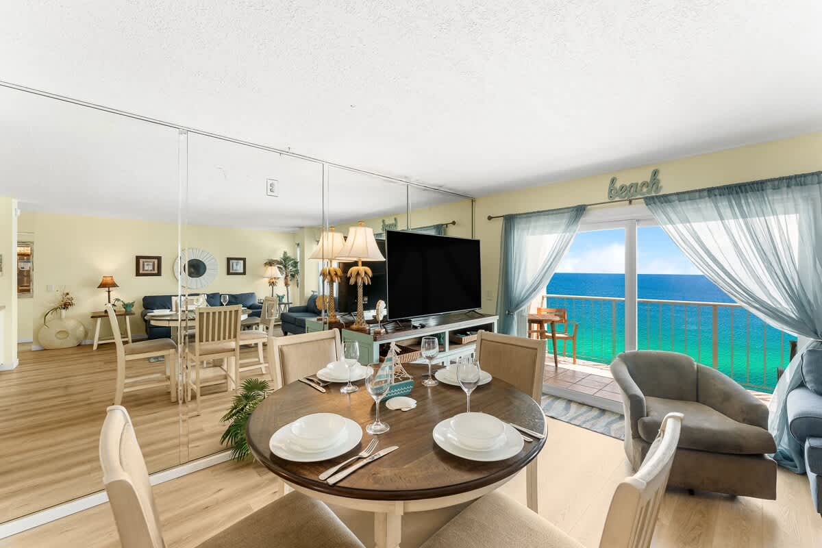 The Summit 1502 – Open living area with dining table, ocean view, balcony, and comfortable seating.