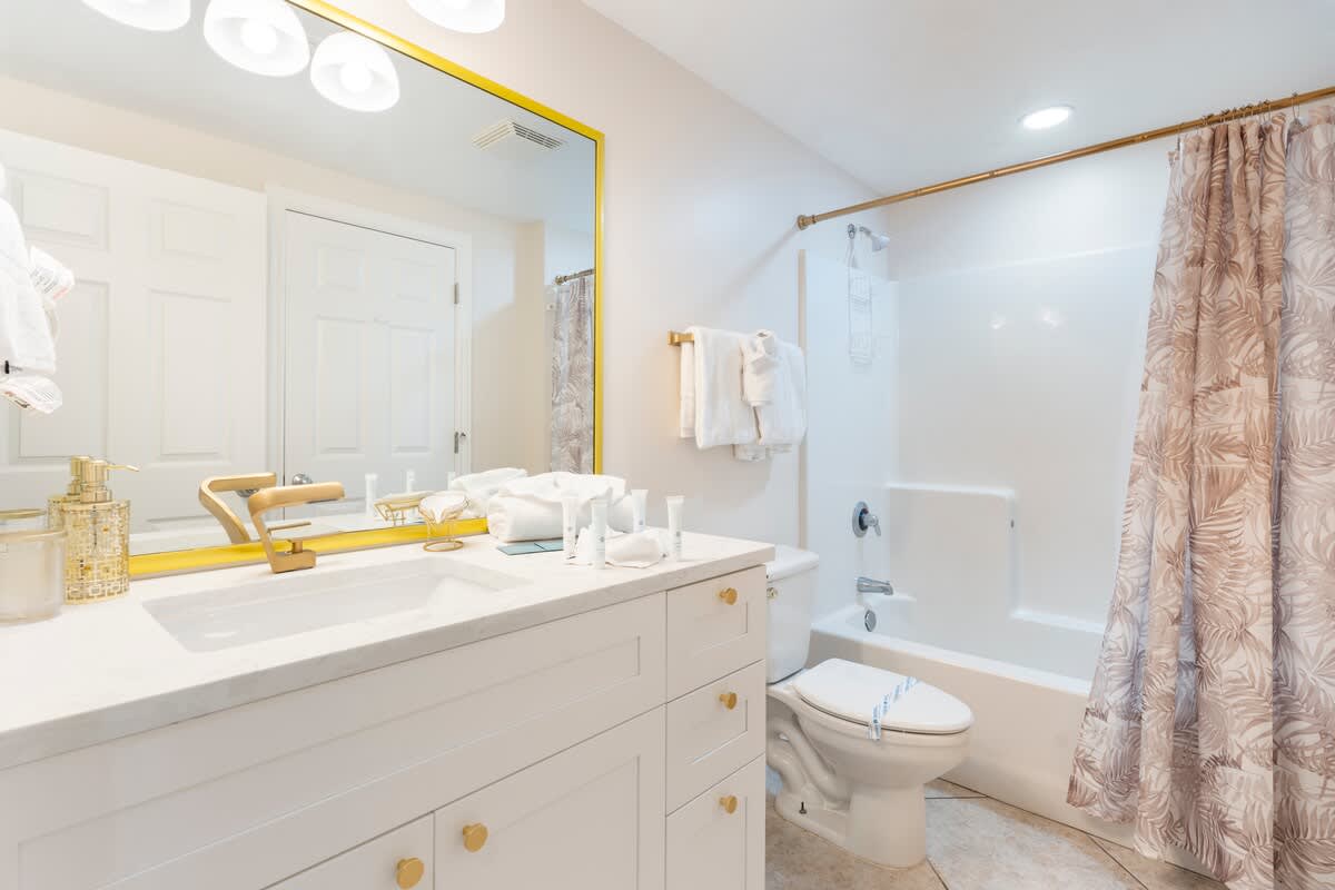 Majestic T2 - 1606 – Bright bathroom featuring a vanity, large mirror, shower-tub combo, and cream-colored walls.