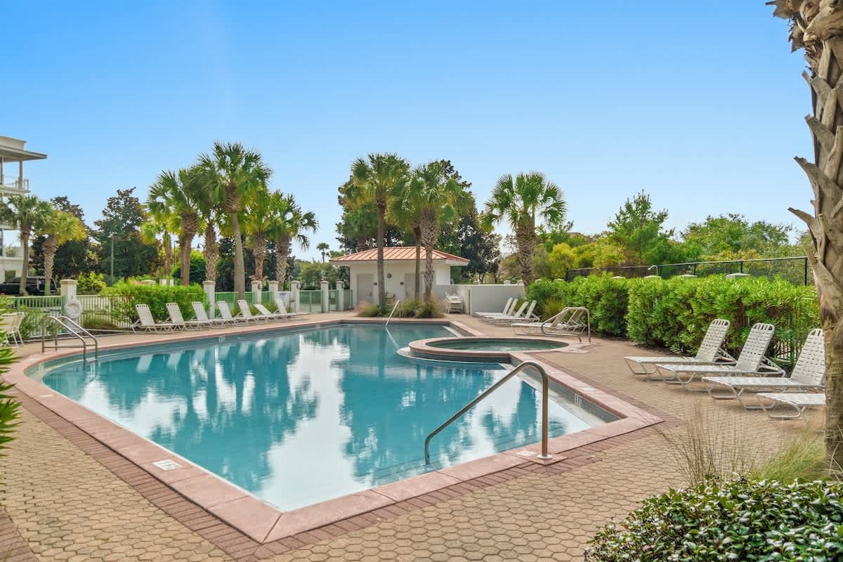 Inn at Seacrest 409 – Pool area featuring a rectangular pool, hot tub, palm trees, and lounge chairs.