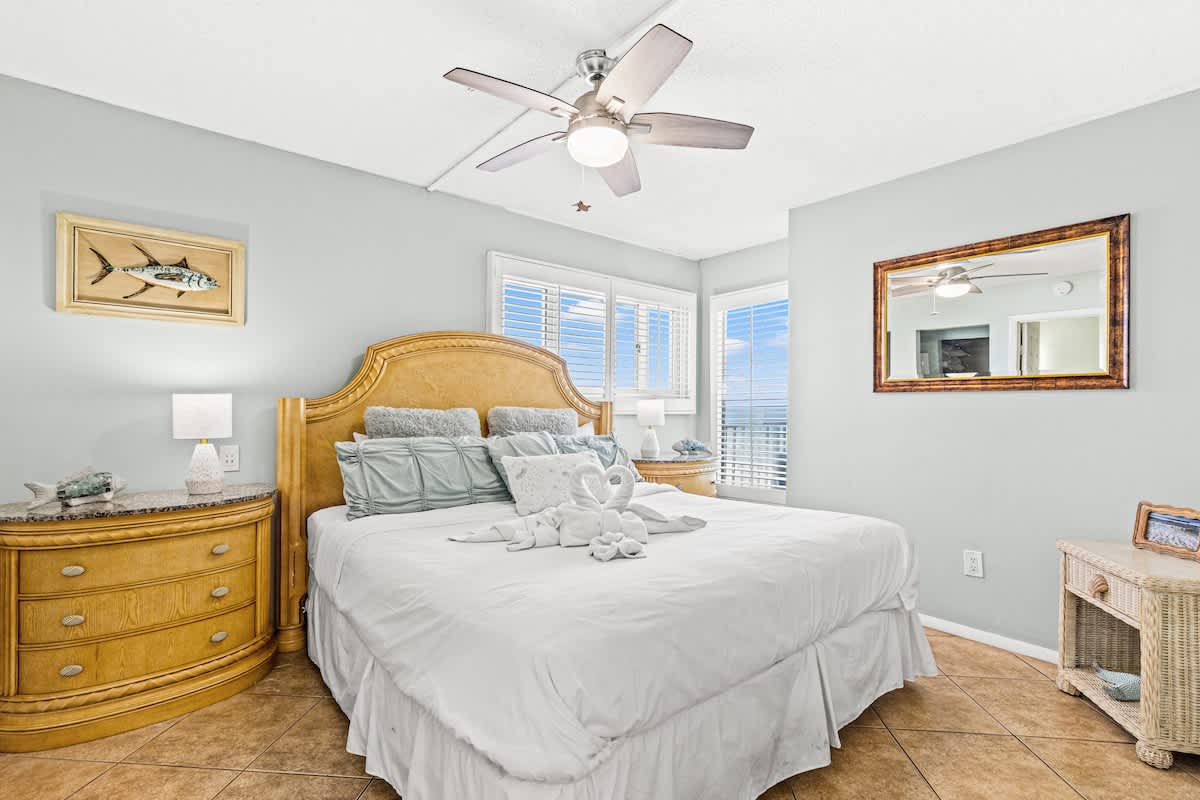 The Summit 632 – Cozy bedroom with a queen bed, dresser, and large windows providing natural light.