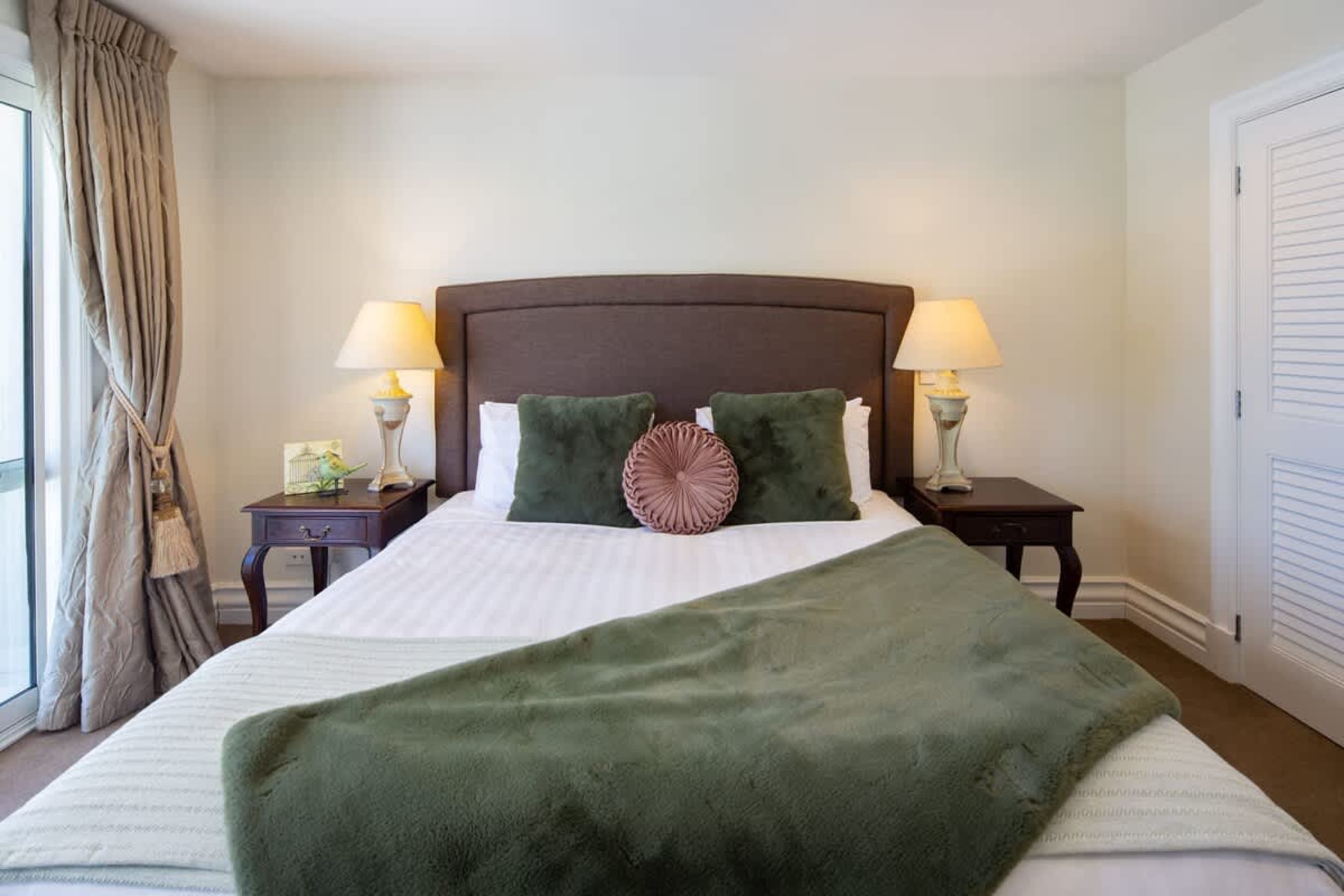 Elegant Master with Prime Location
Relax in the spacious master suite, offering an ensuite bathroom, breathtaking views, and easy access to Queenstown’s shops, restaurants, and lakefront.