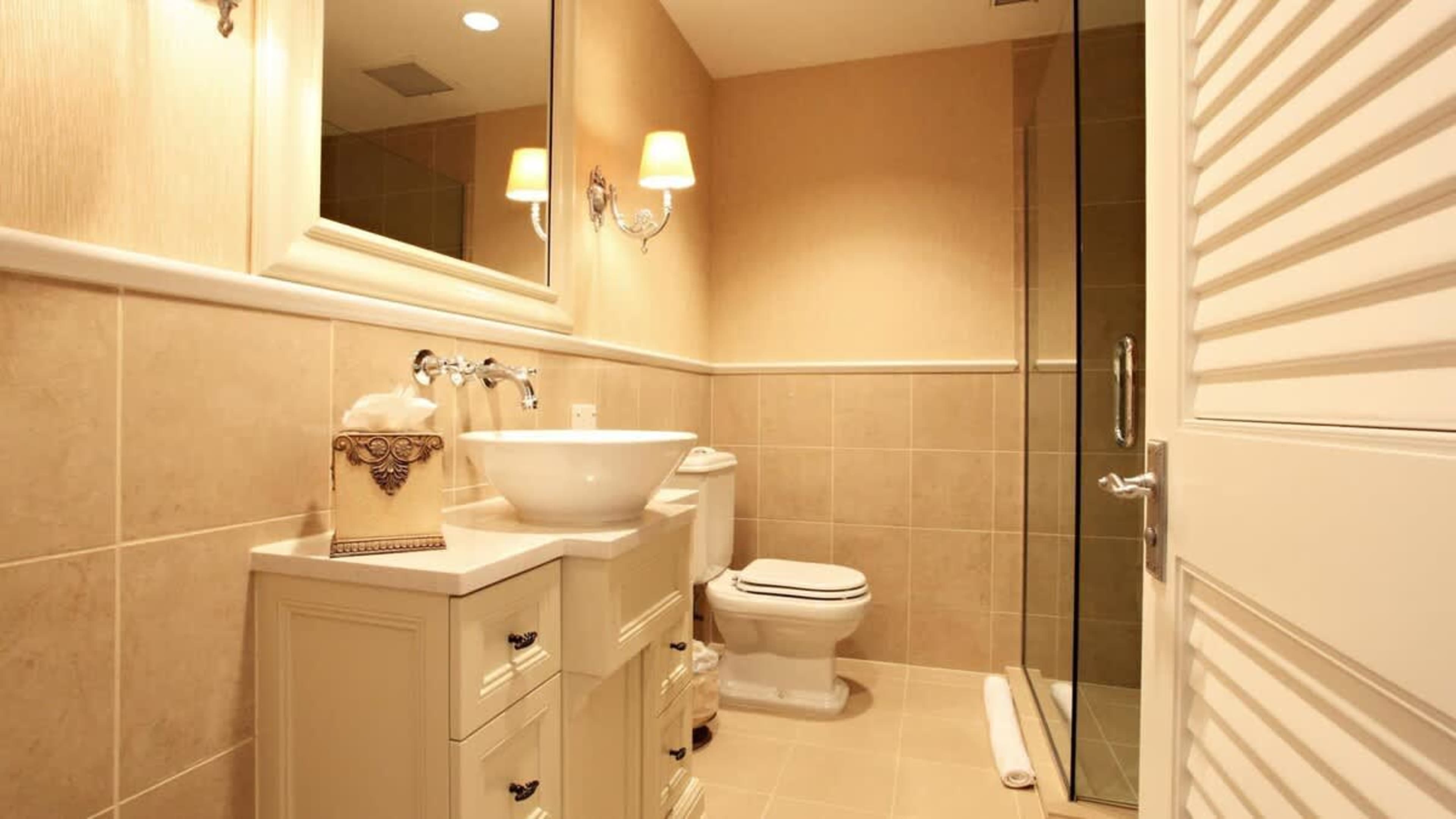 
Modern Shared Bathroom
Enjoy the sleek shared bathroom, featuring a spacious walk-in shower and heated floors, offering both comfort and style for your Queenstown retreat.