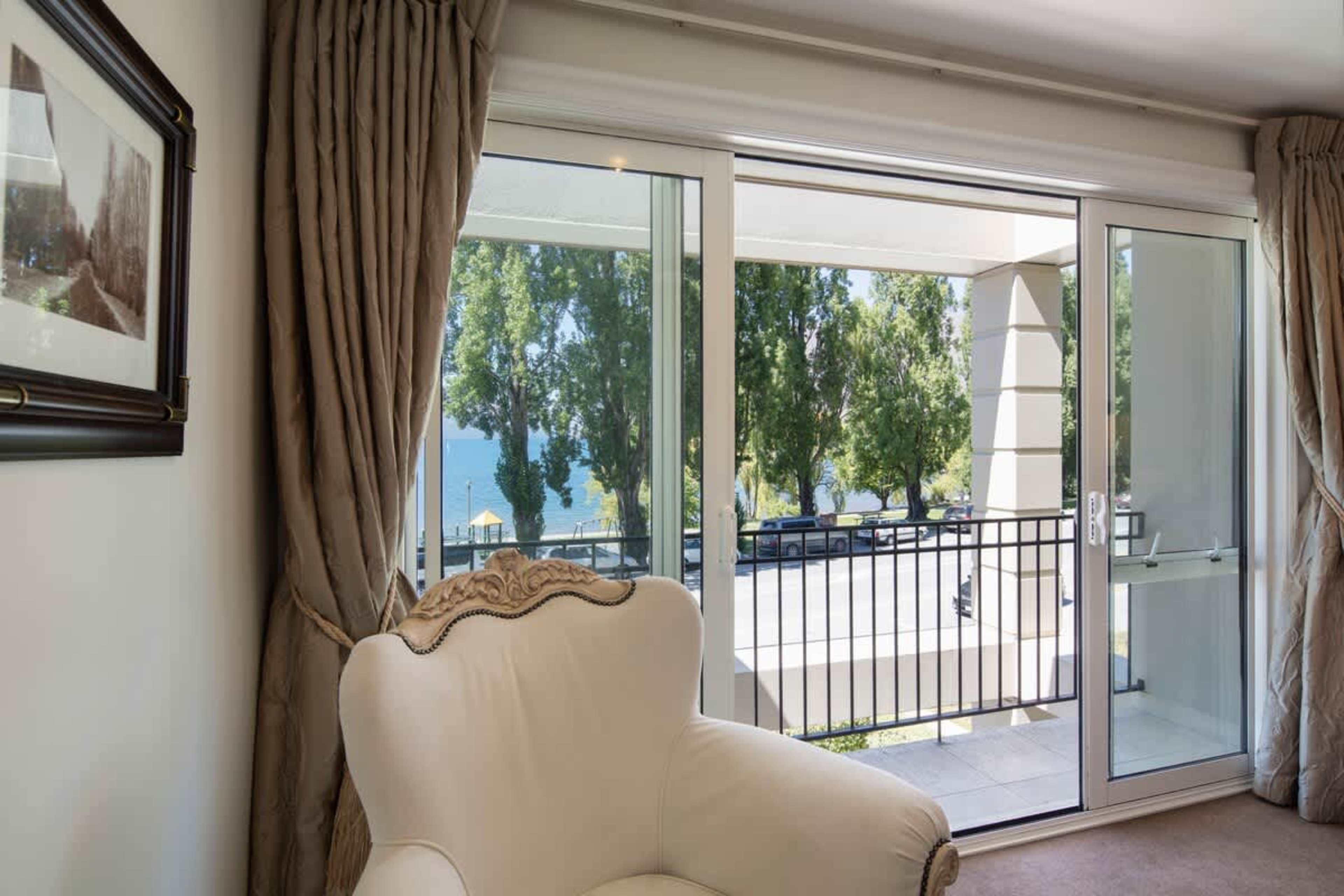 Manuka Lakeside