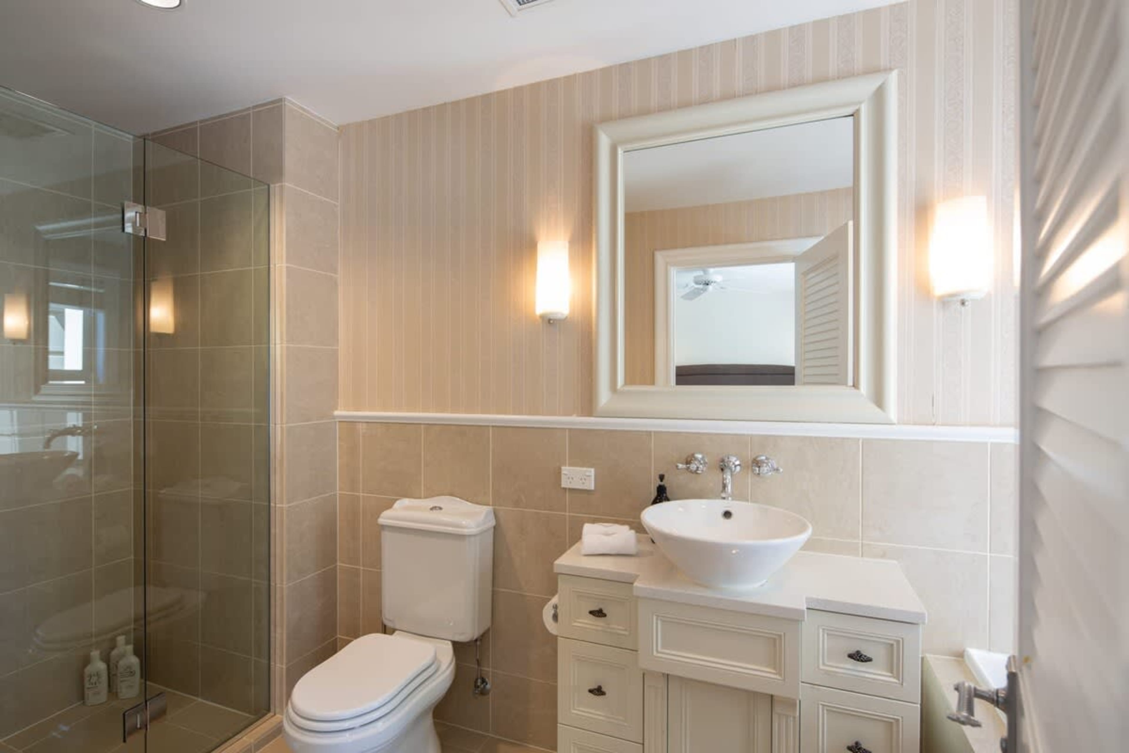 Luxurious Master Suite
Unwind in the master bedroom, where comfort meets indulgence with an ensuite stocked with Ashley & Co amenities for a truly elevated Queenstown experience.