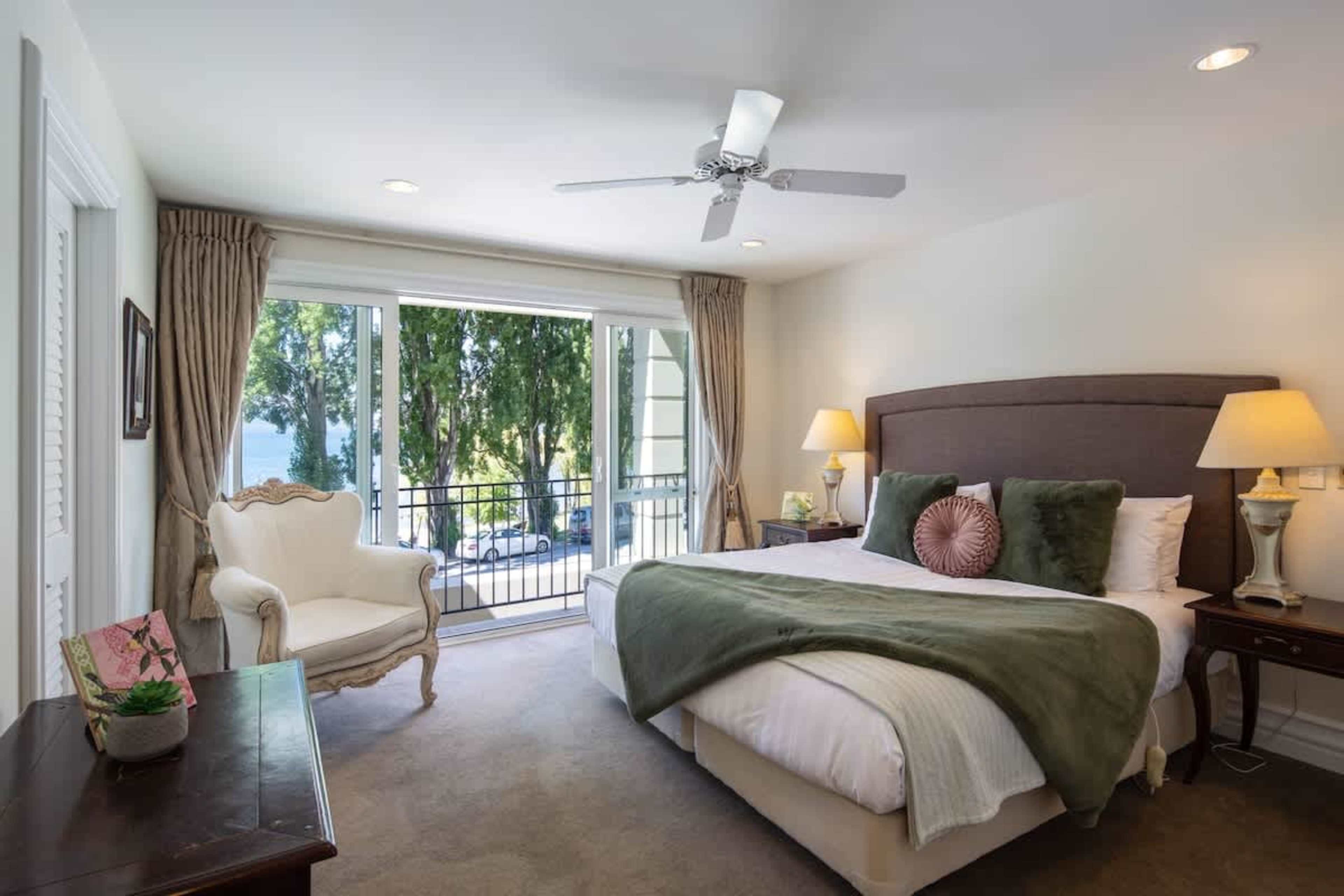Master Suite with Ensuite and Views
Retreat to the luxurious master bedroom, featuring a private ensuite, stunning views, and a prime location within walking distance to Queenstown’s vibrant town center.