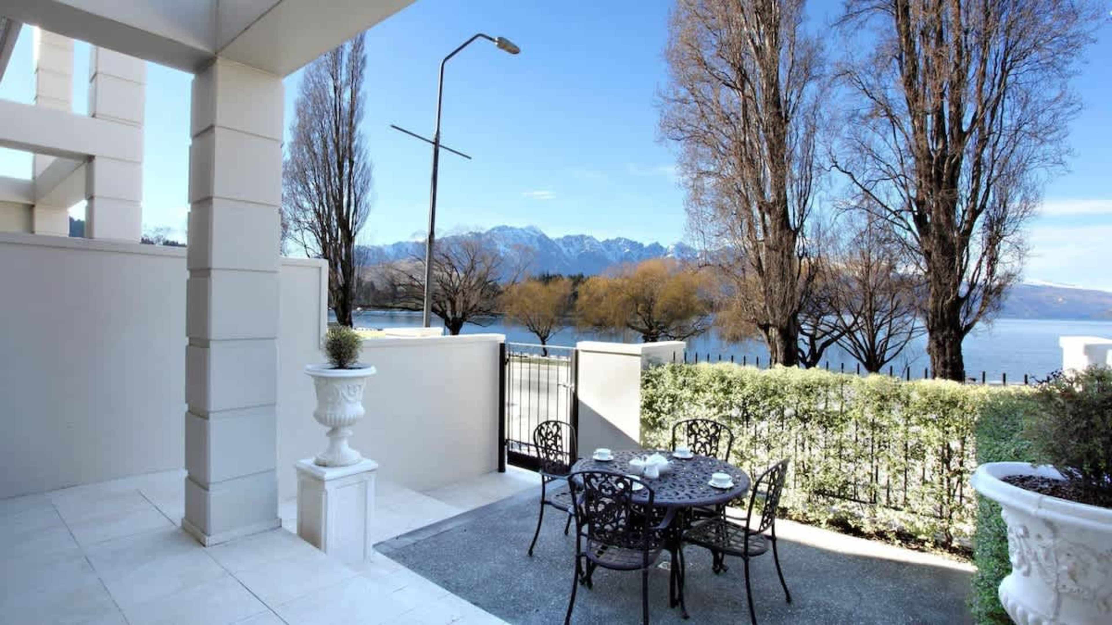 Patio with Unbeatable Location
Enjoy the best of outdoor living on the patio, featuring stunning lake views, a park for kids across the street, and a prime location just minutes from Queenstown’s town center.