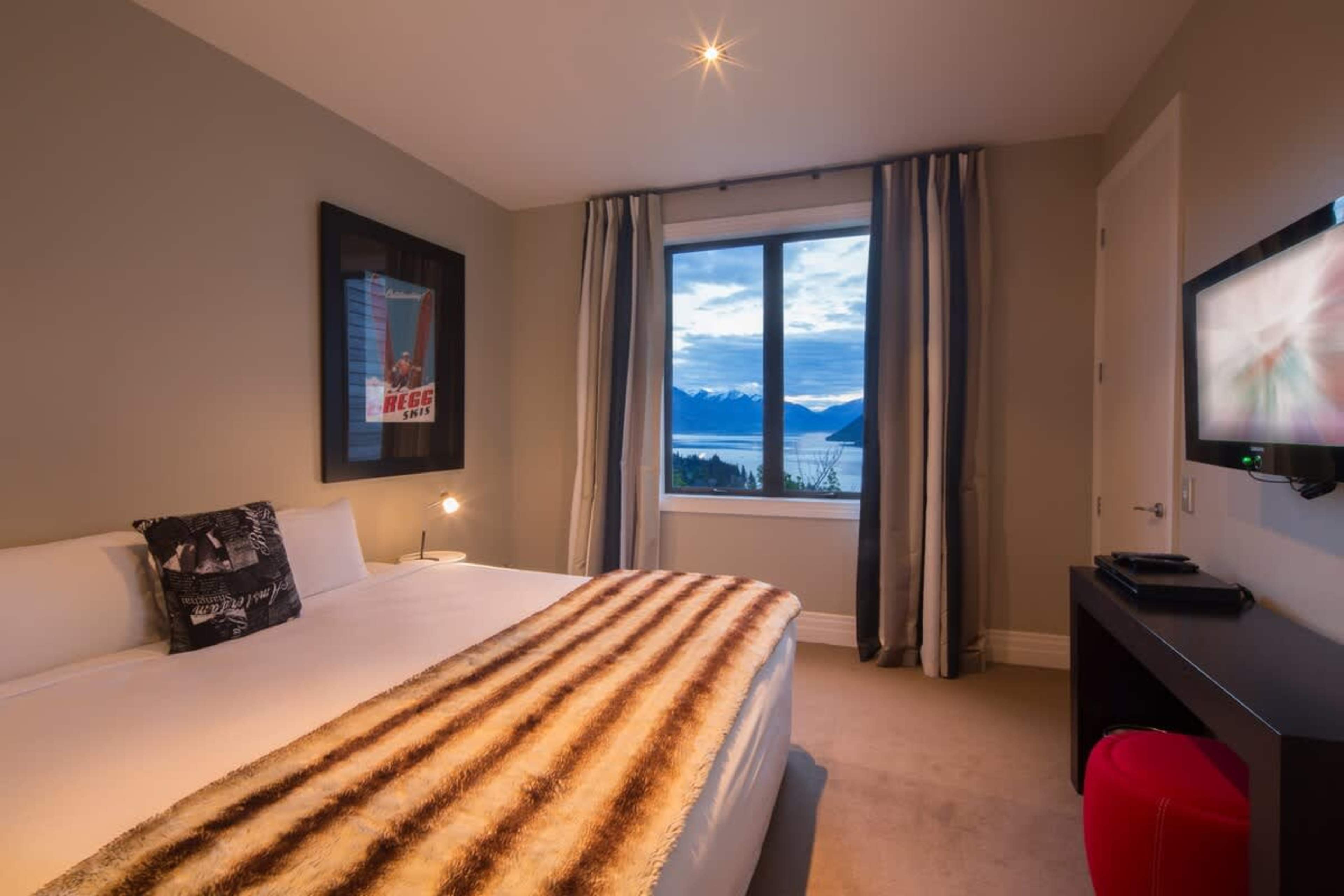 Charming Third Bedroom: A cozy and inviting space with comfortable bedding, has a king that can be split on request, perfect for unwinding after a day exploring Queenstown.