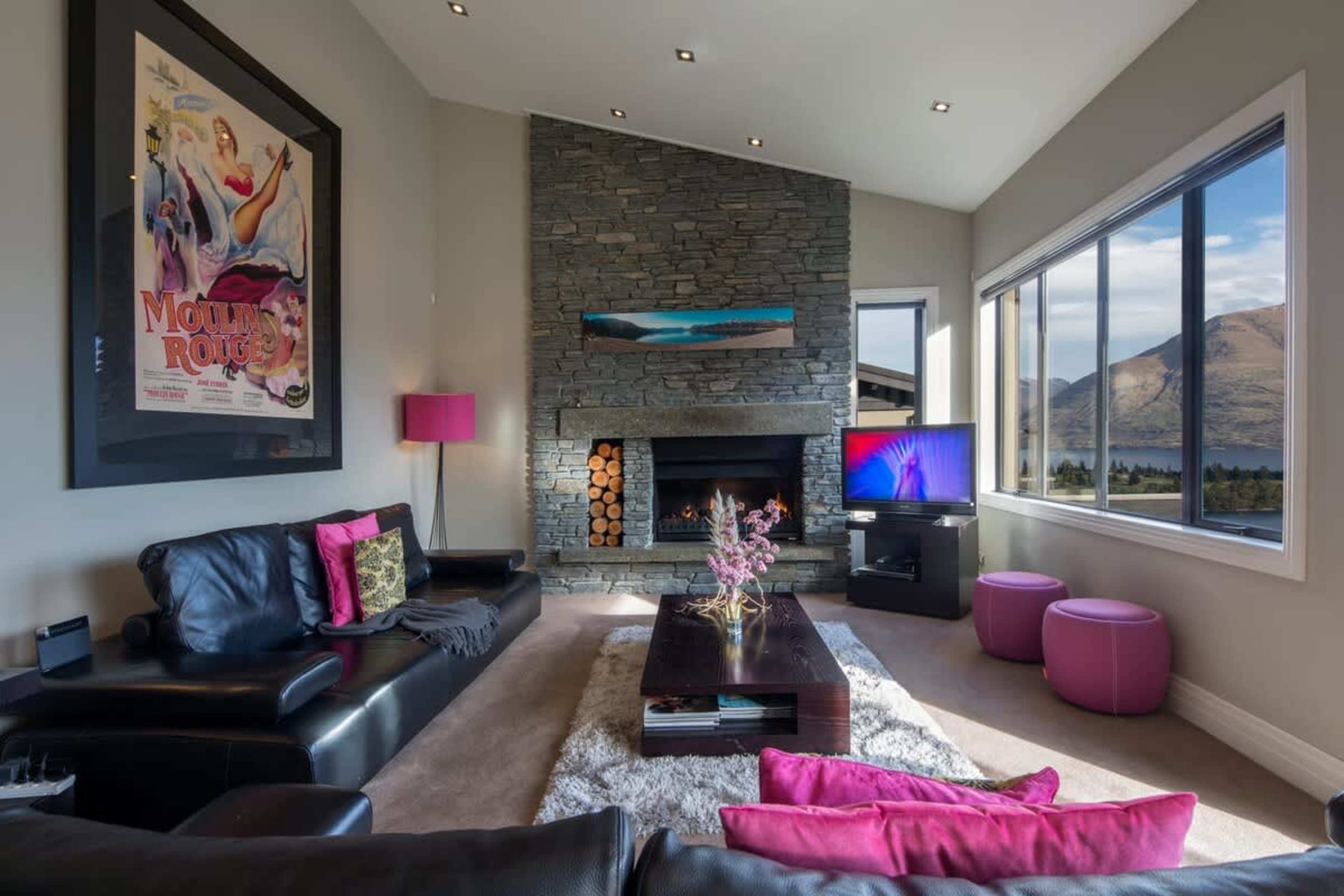 Open-Plan Living with Spectacular Views: Whether you're watching the sunrise or stargazing, this lounge offers uninterrupted vistas and a welcoming atmosphere for any occasion.