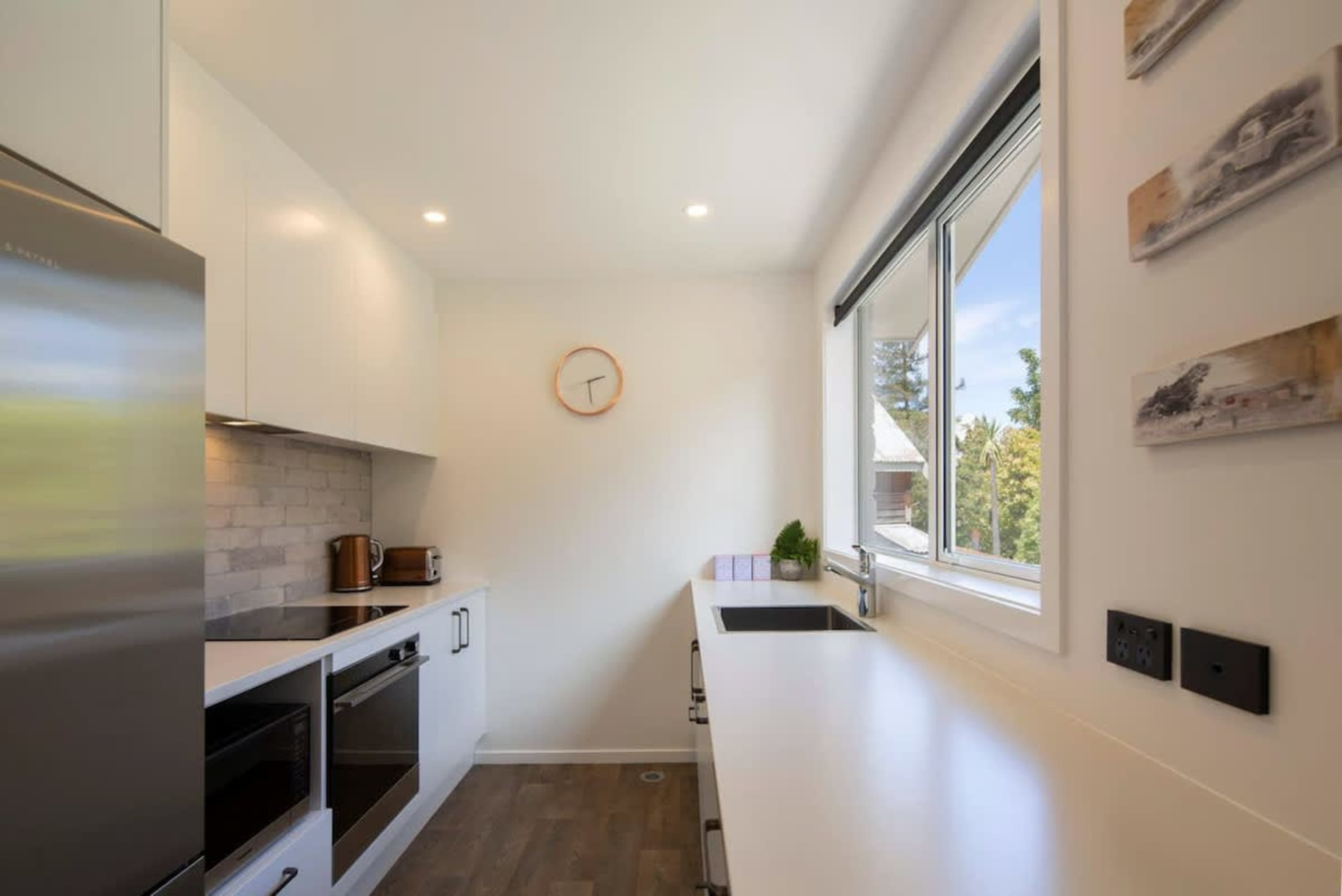 Modern Kitchen with Full Amenities
This well-equipped kitchen features modern appliances and ample counter space, ideal for preparing meals. Whether you're cooking or enjoying a snack, it combines style and functionality for a seamless experience.