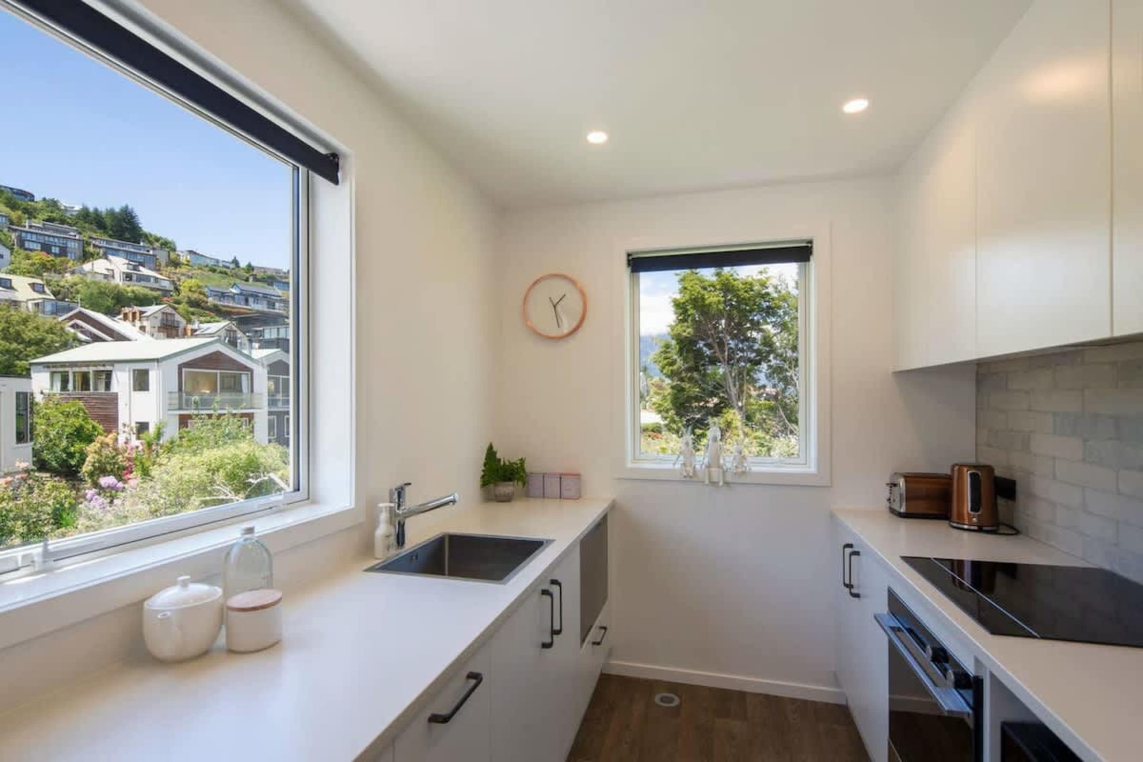 Fully Equipped Kitchen with Modern Appliances
The kitchen features modern appliances and ample counter space, perfect for preparing meals. Whether you’re cooking or enjoying a snack, this well-equipped space offers both style and functionality.