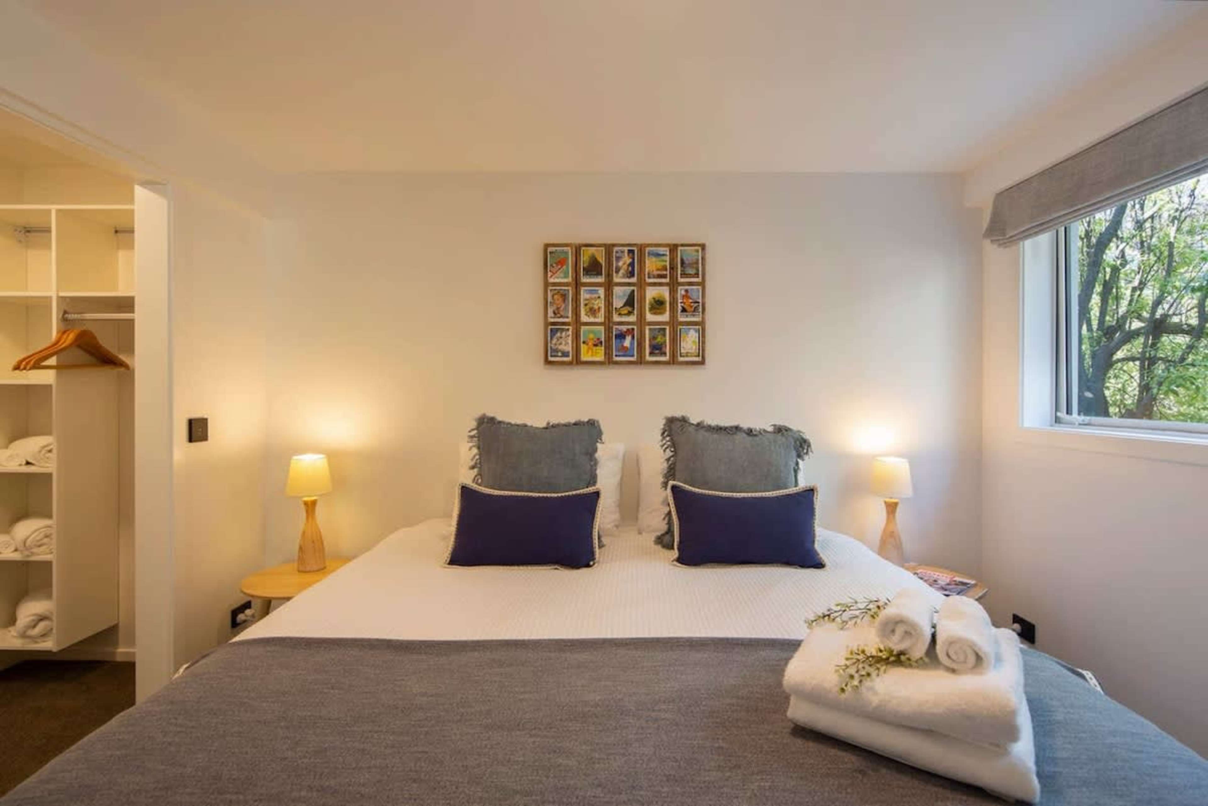 Bedroom with Ensuite and King-Split Bed
This comfortable bedroom features a king-split bed for flexible sleeping arrangements and a private ensuite for convenience. Perfect for couples or friends, it offers both comfort and privacy for a restful stay