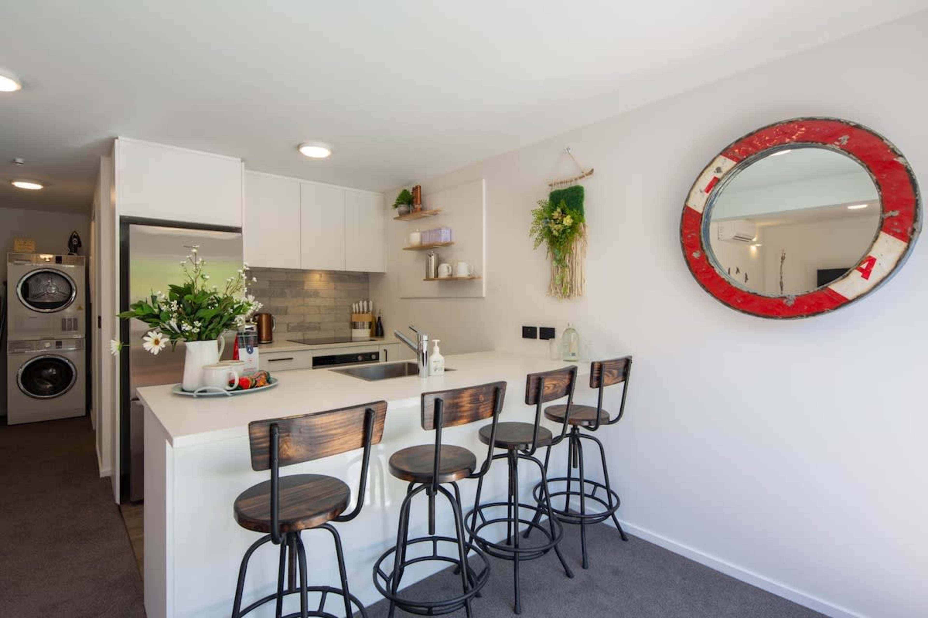 Sleek Breakfast Bar with Seating
Enjoy casual meals or your morning coffee at the stylish breakfast bar with seating. It’s the perfect spot to start your day before heading out to explore Queenstown.