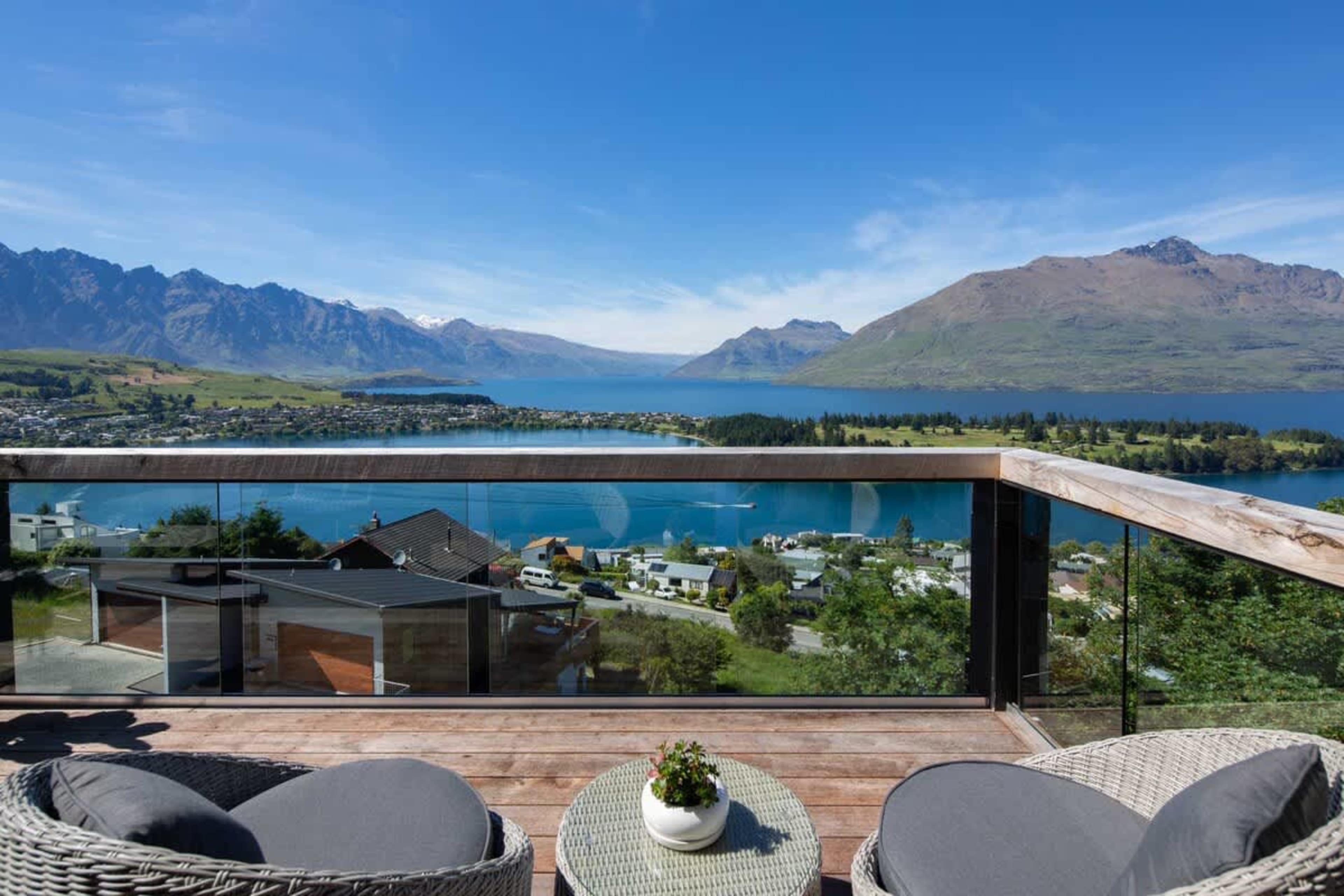 Outdoor Balcony with BBQ and Lake Views
Relax on the balcony with a BBQ, offering incredible views of the lake and mountains. It’s the ideal spot for alfresco dining or unwinding while enjoying the natural beauty surrounding you.