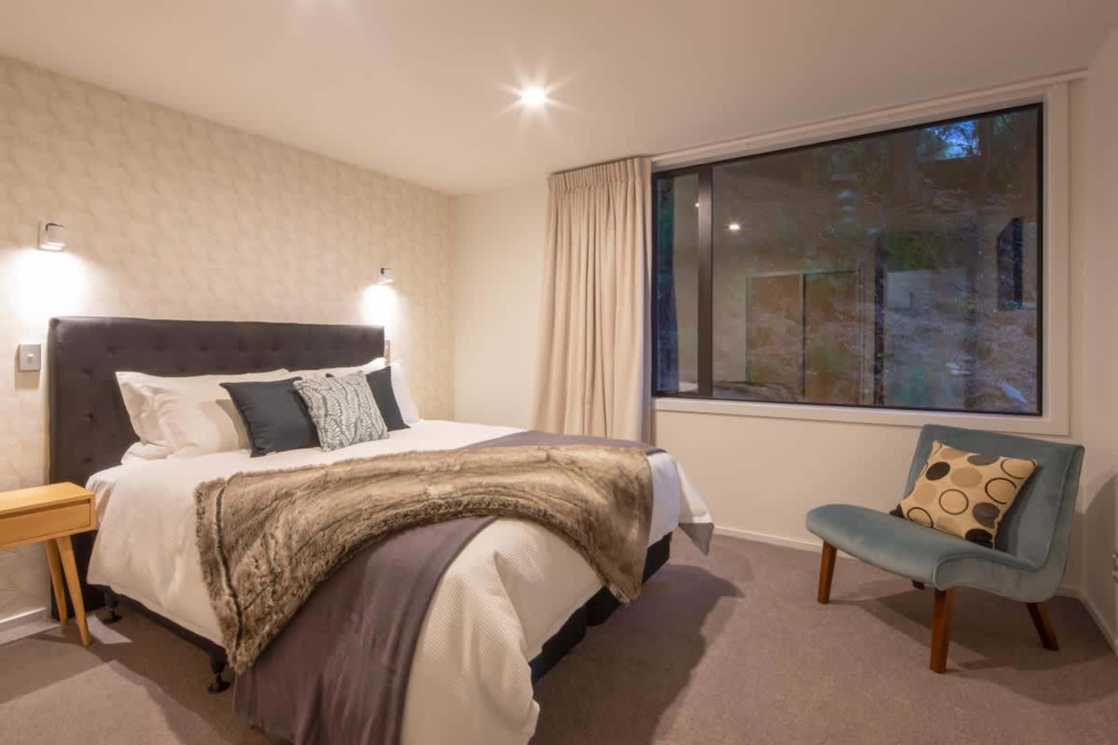 Comfortable King Bedroom
This cozy bedroom features a king-sized bed, providing a restful retreat with modern furnishings and ample storage. Though without views, it offers a peaceful and comfortable space to relax after a day of exploring Queenstown