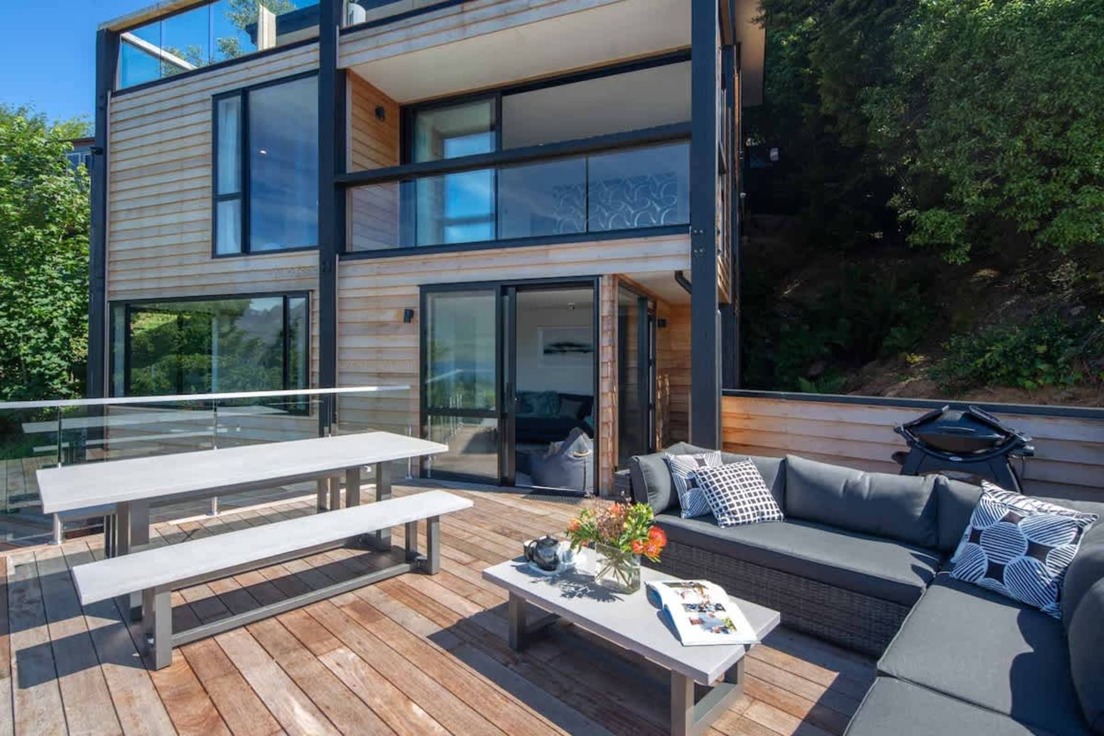 Second Balcony with BBQ and Scenic Views
This private second balcony offers a BBQ and stunning views of Lake Wakatipu and the Remarkables. It’s the perfect space to enjoy meals, relax, or simply take in the serene beauty of Queenstown’s landscape.