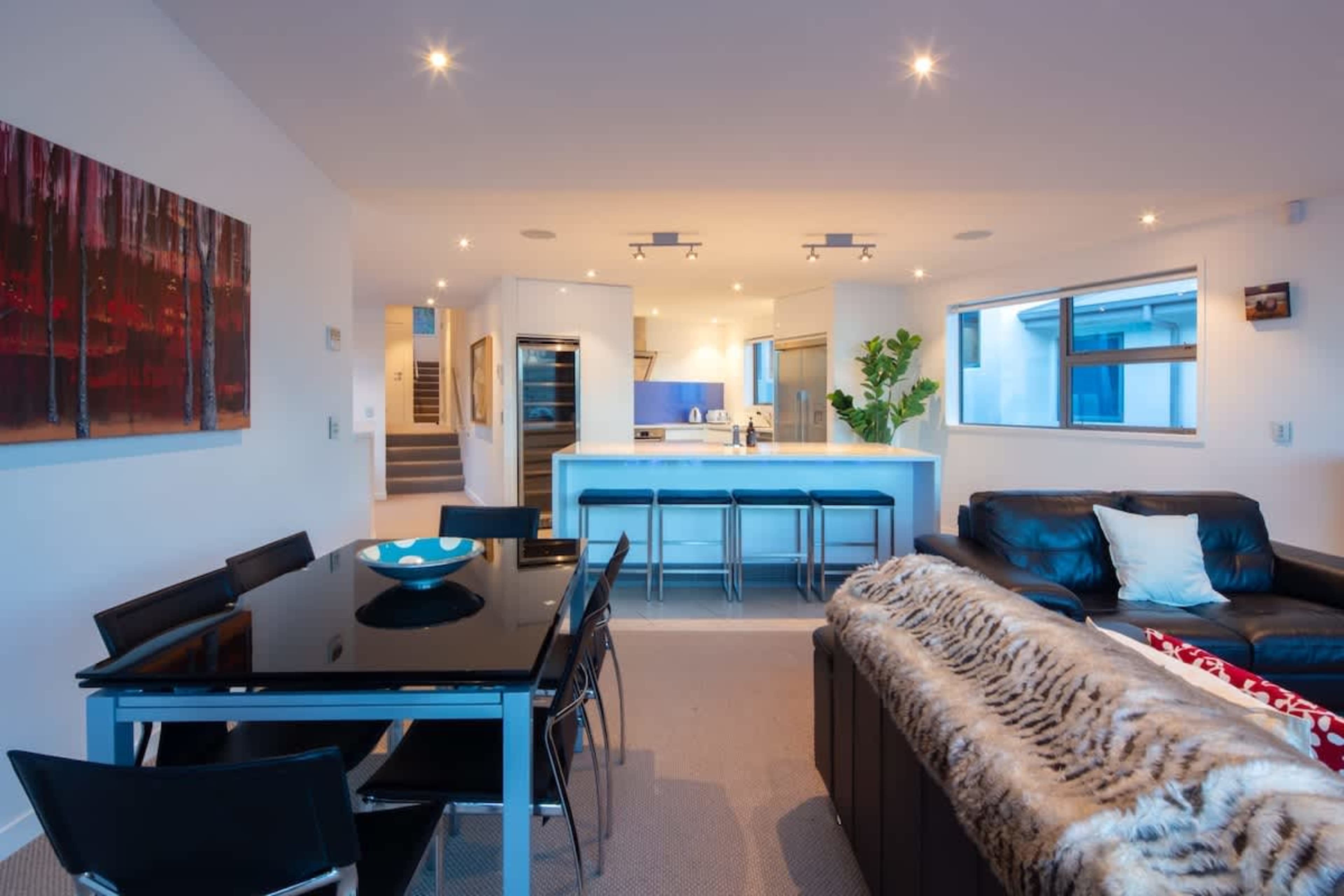Elegant Dining Room with Indoor/Outdoor Options – Experience seamless dining with flexible spaces, offering both indoor elegance and easy access to outdoor seating with stunning lake and mountain views.