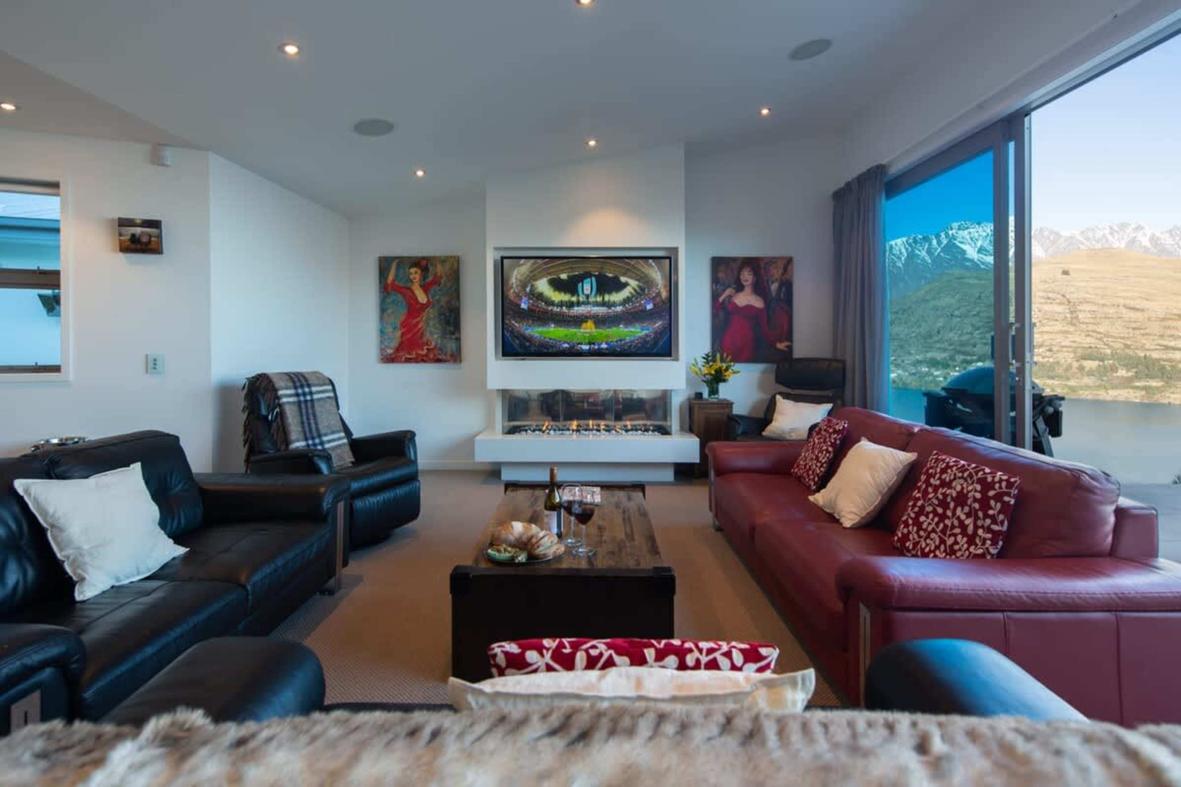 Spacious Living Room for Entertaining – Designed for seamless indoor-outdoor living, with ample seating and easy access to outdoor spaces overlooking Queenstown's stunning scenery.