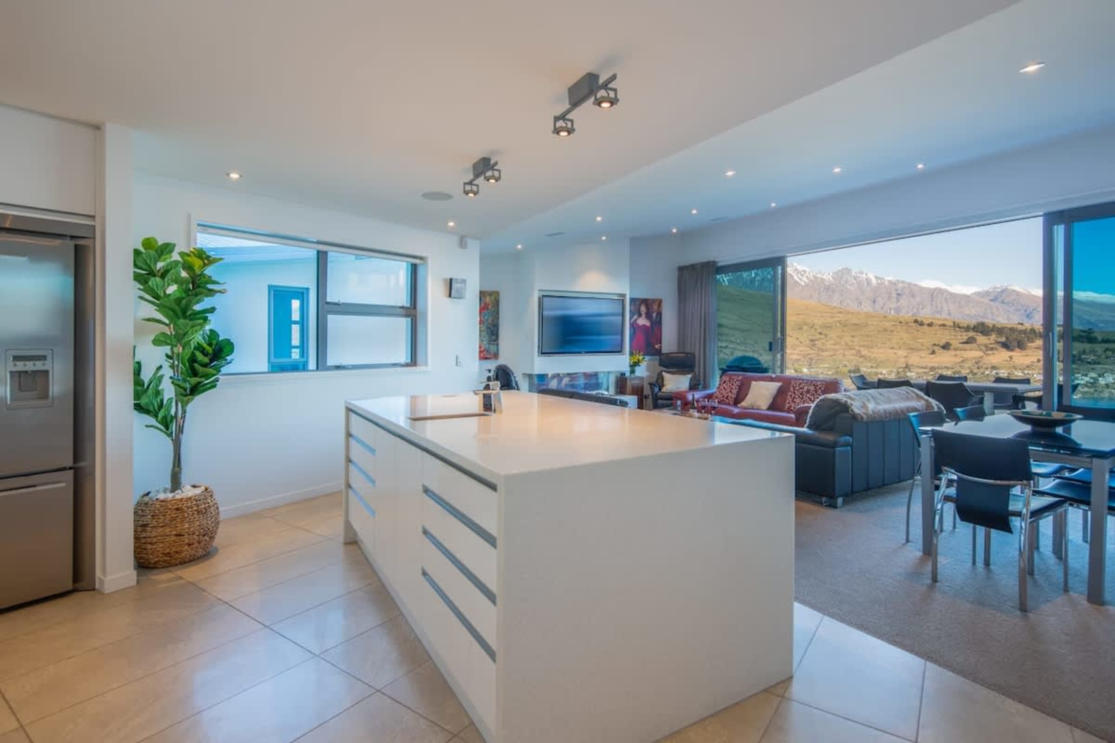 Alfresco Dining Balcony with BBQ – Enjoy outdoor meals with stunning lake and mountain views, complete with a BBQ grill and dining area for the perfect Queenstown experience.
