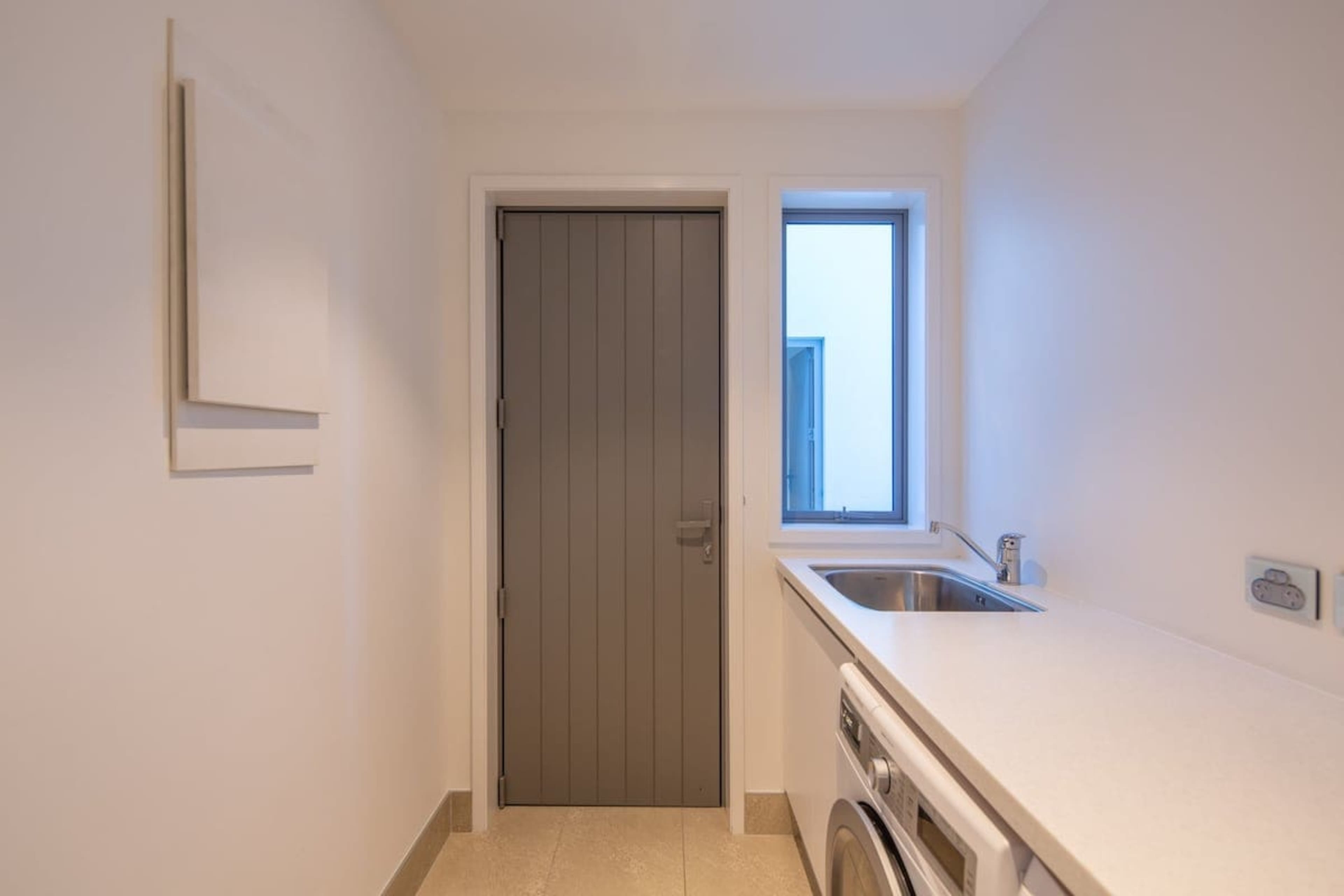 
Convenience Meets Practicality
The fully equipped laundry features a modern washer, dryer, and plenty of space for all your needs. Ideal for longer stays, it ensures you have everything to keep your wardrobe fresh and ready for Queenstown adventures