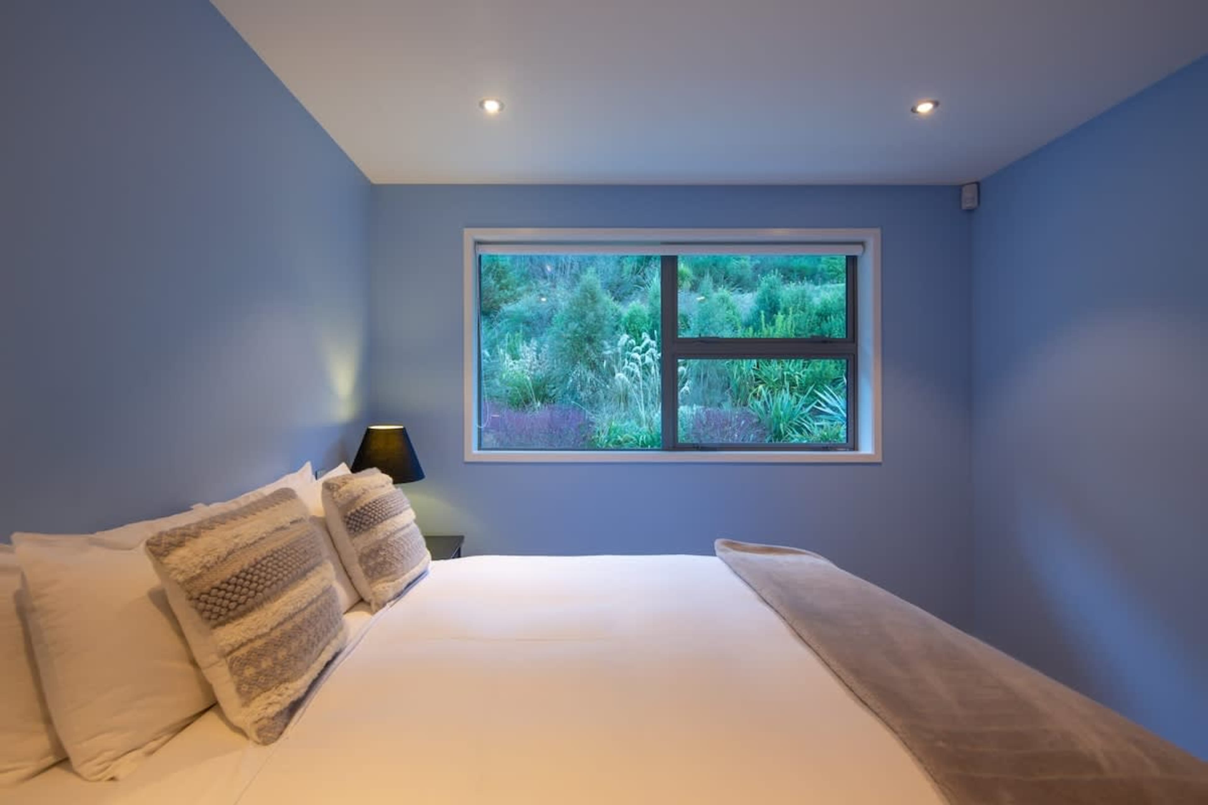 Spacious Bedroom with Luxurious Super King Bed – Indulge in ultimate comfort in this elegantly designed bedroom featuring a plush super king bed, ensuring a restful and rejuvenating night’s sleep.