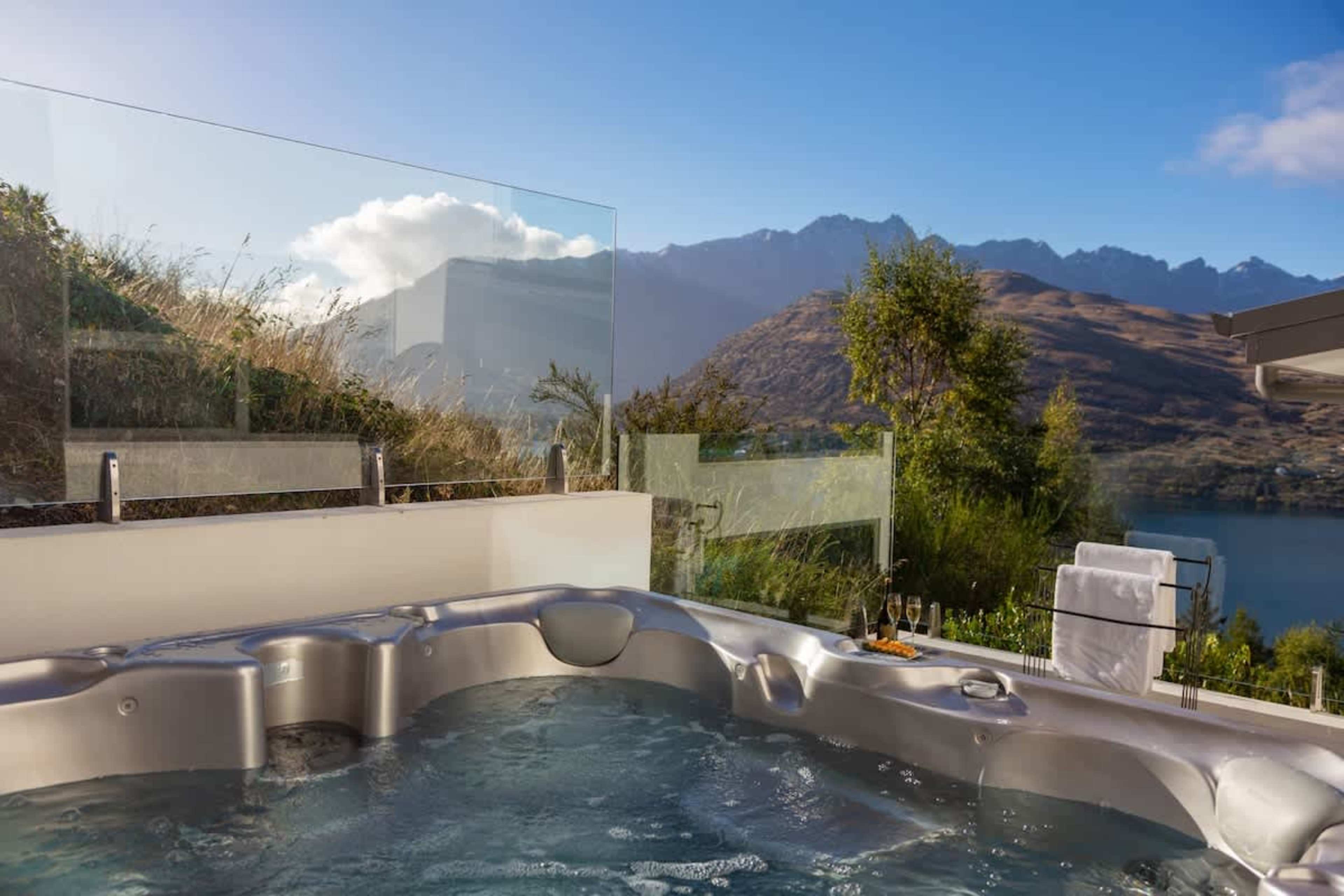 Private Hot Tub with Stunning Lake Views – Unwind and rejuvenate in the luxurious outdoor hot tub, strategically placed to offer uninterrupted views of Lake Wakatipu and the majestic surrounding mountains.