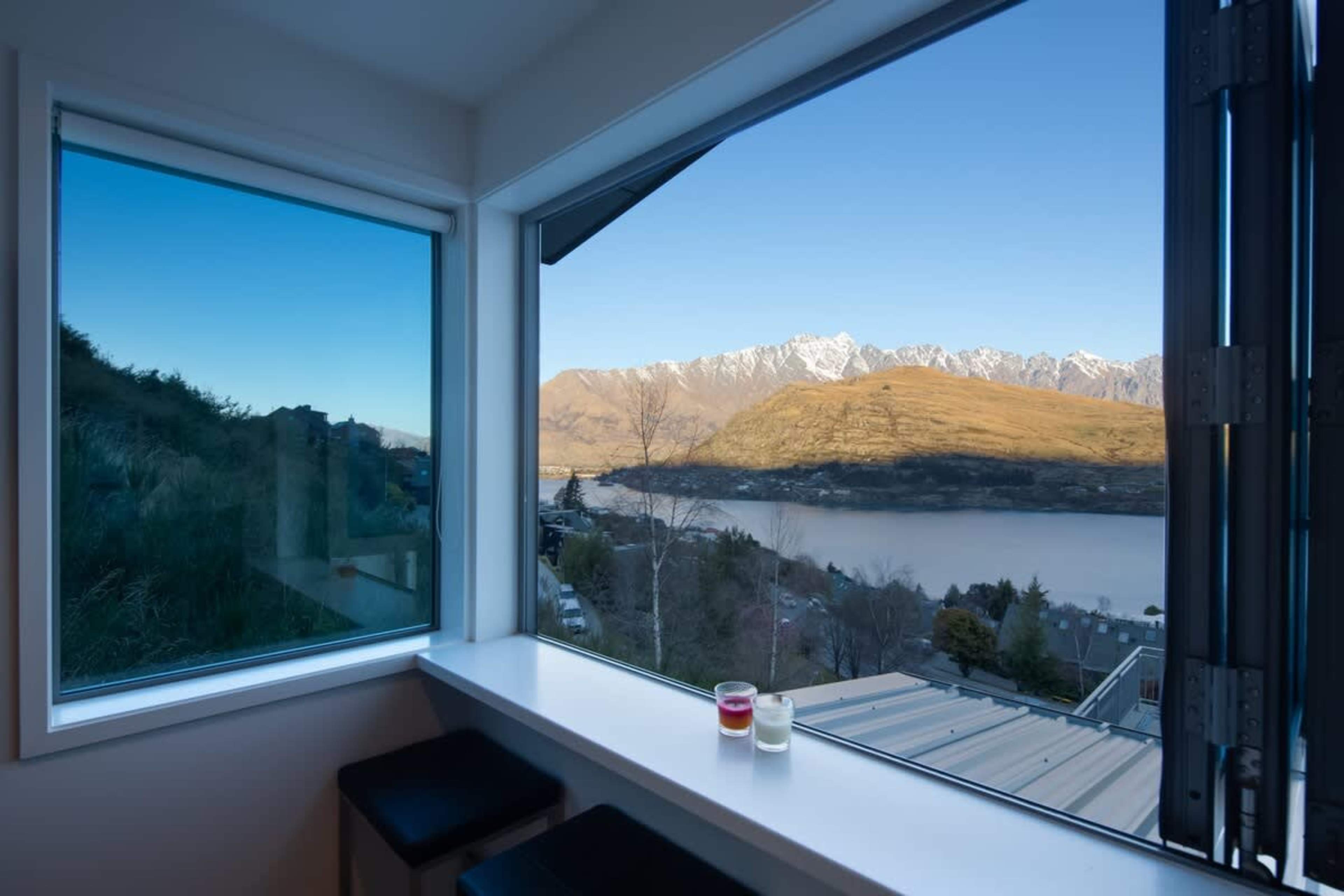 Sophisticated Dining Room with Lake Views – Indulge in elegant dining while enjoying panoramic views of Lake Wakatipu and the Remarkables, offering the perfect backdrop for family meals or special occasions.