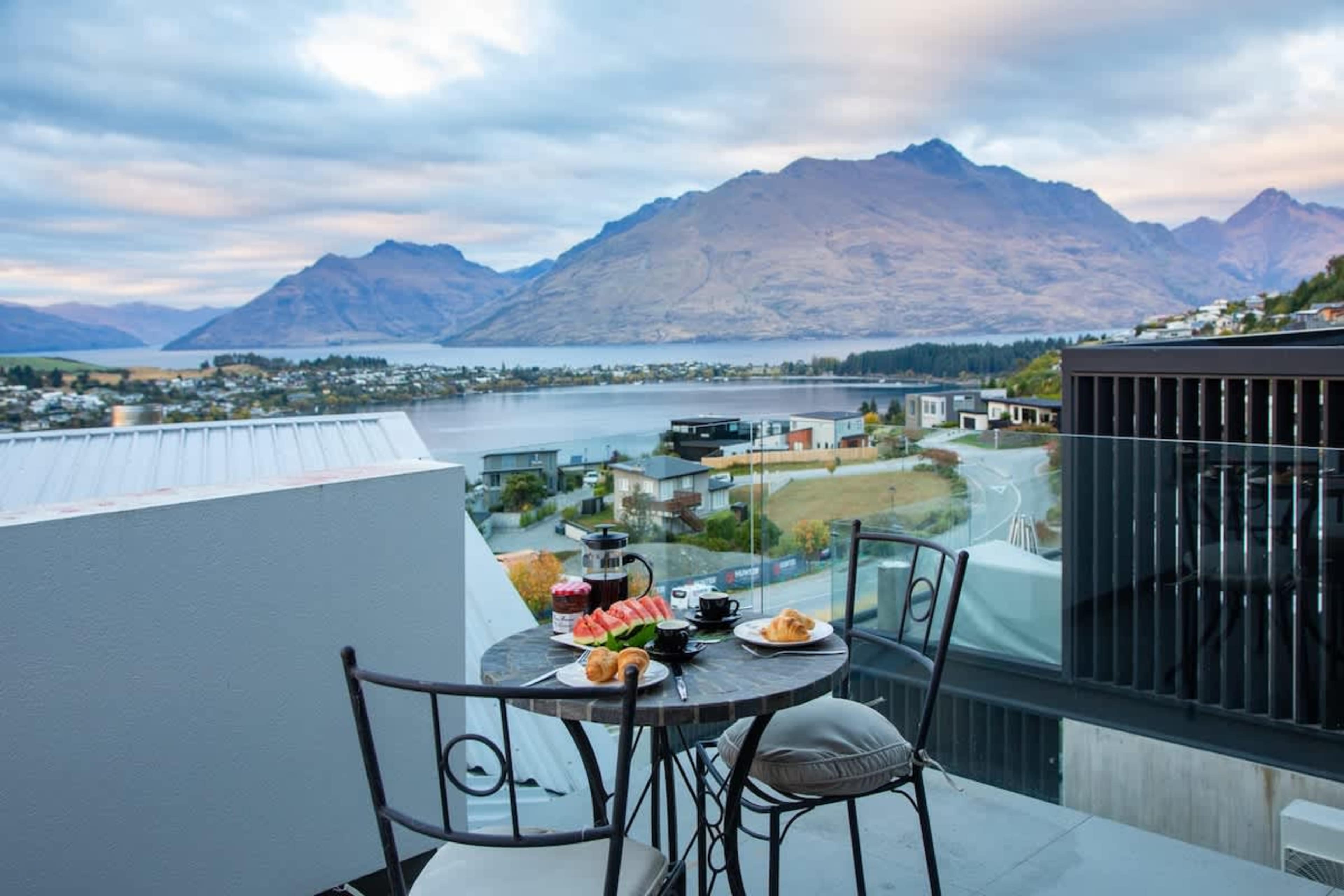 Private Master Balcony with Scenic Views – Step onto your own secluded balcony and take in the panoramic views of Lake Wakatipu and the Remarkables, perfect for peaceful mornings or evening relaxation.
