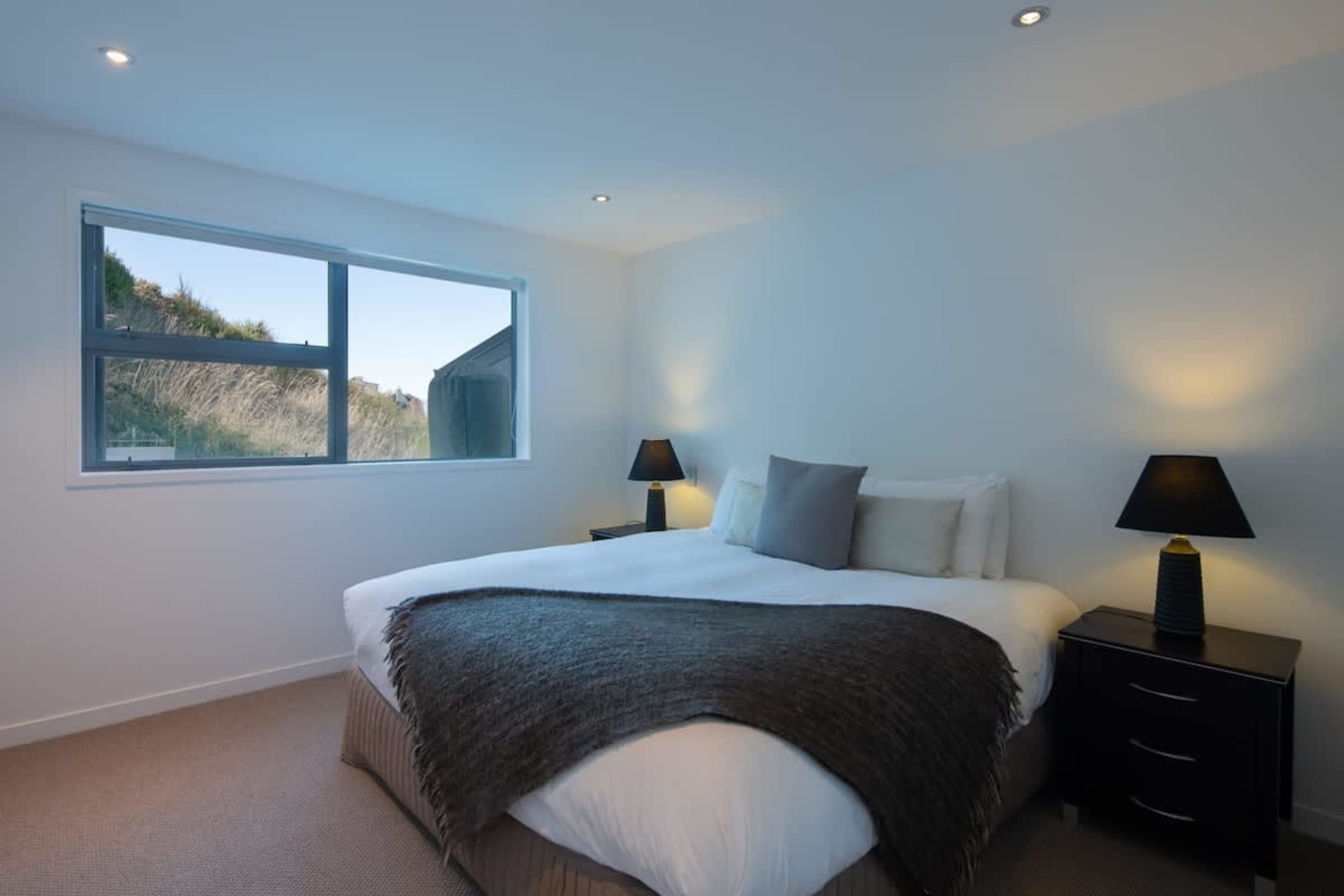 Versatile fifth Bedroom with Super King or King Singles – This stylish 5th bedroom offers flexibility with a luxurious super king bed that can easily be split into two comfortable king singles, catering to your specific needs.