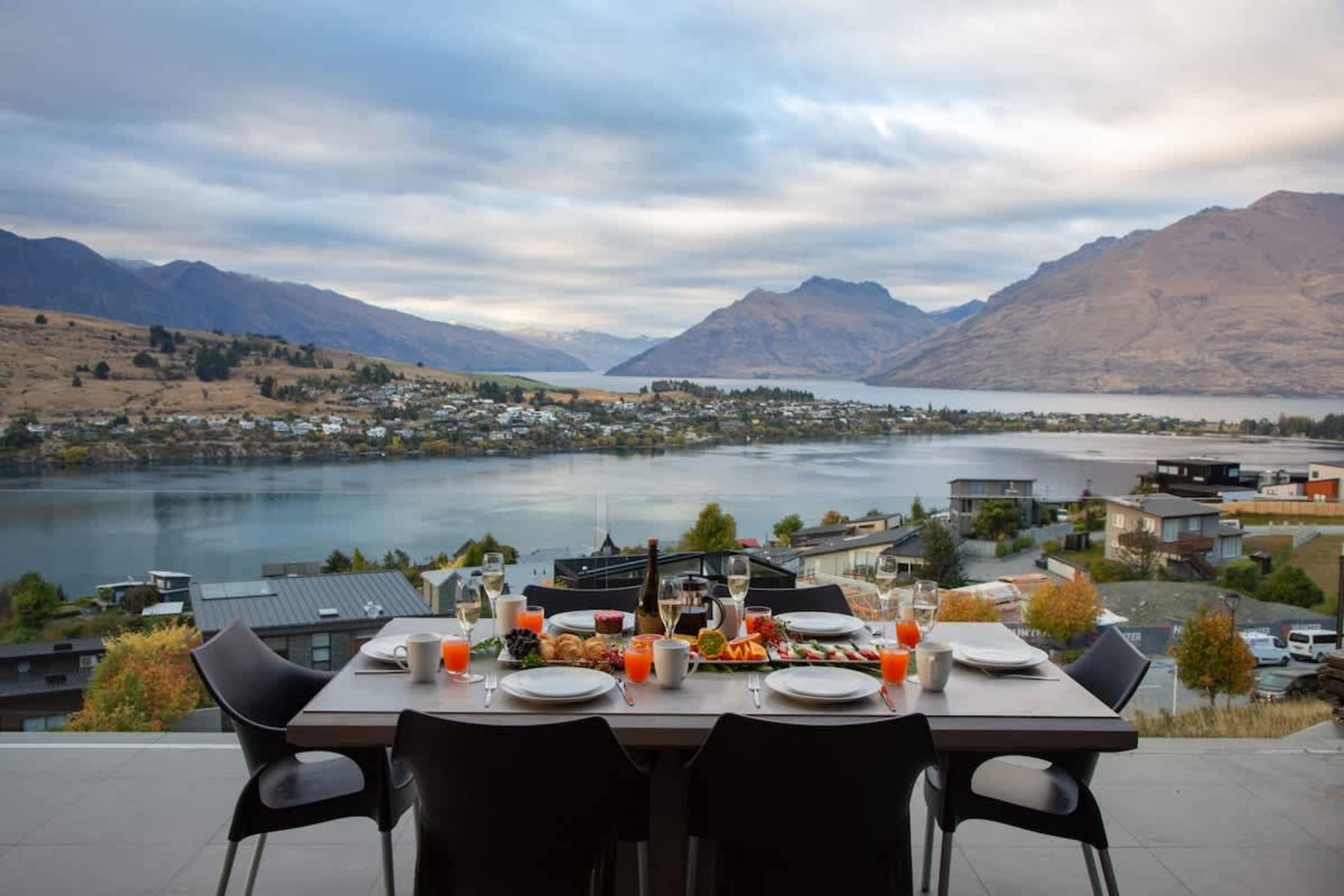 Expansive Lakefront Balcony with BBQ – Relax on the spacious balcony, complete with a BBQ, while enjoying panoramic views of Lake Wakatipu and the stunning Remarkables mountain range.