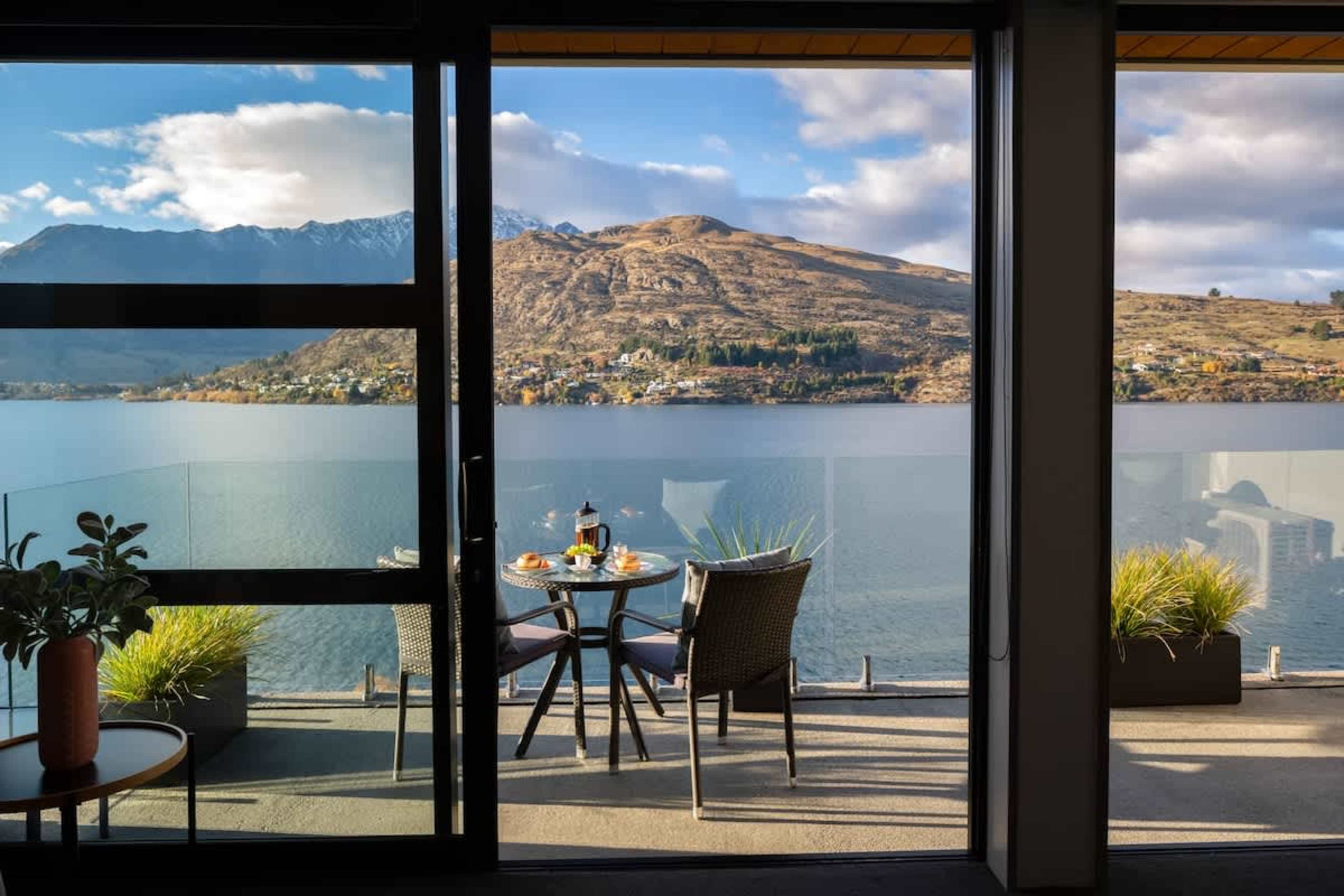 Outdoor Dining with BBQ – The patio features a BBQ for outdoor meals, surrounded by breathtaking views of the lake and Queenstown’s natural beauty.