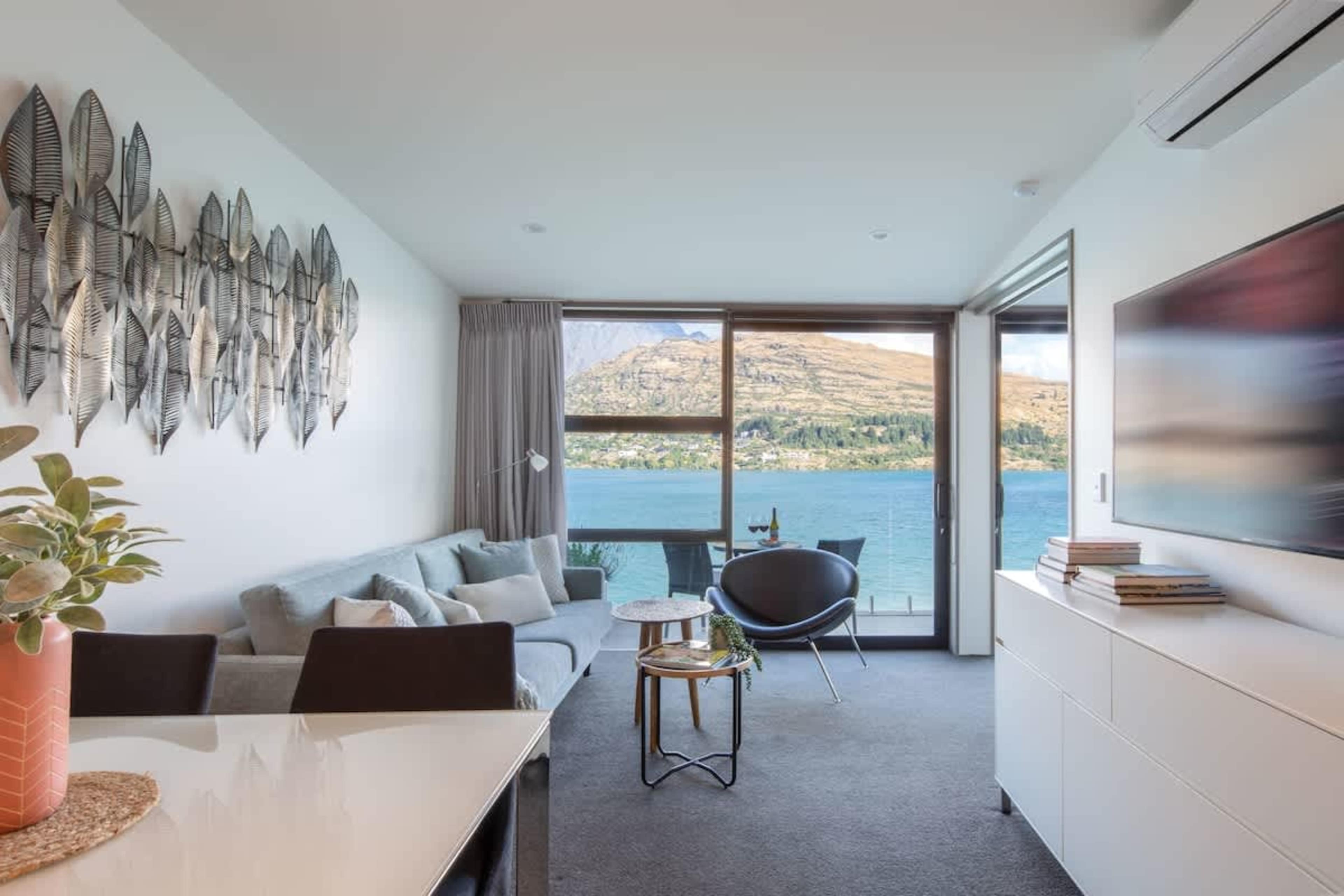 Open-Concept Living with Lake Views – Enjoy a bright, airy living space with expansive windows offering panoramic views of Lake Wakatipu, creating a warm, inviting atmosphere in the heart of Queenstown.