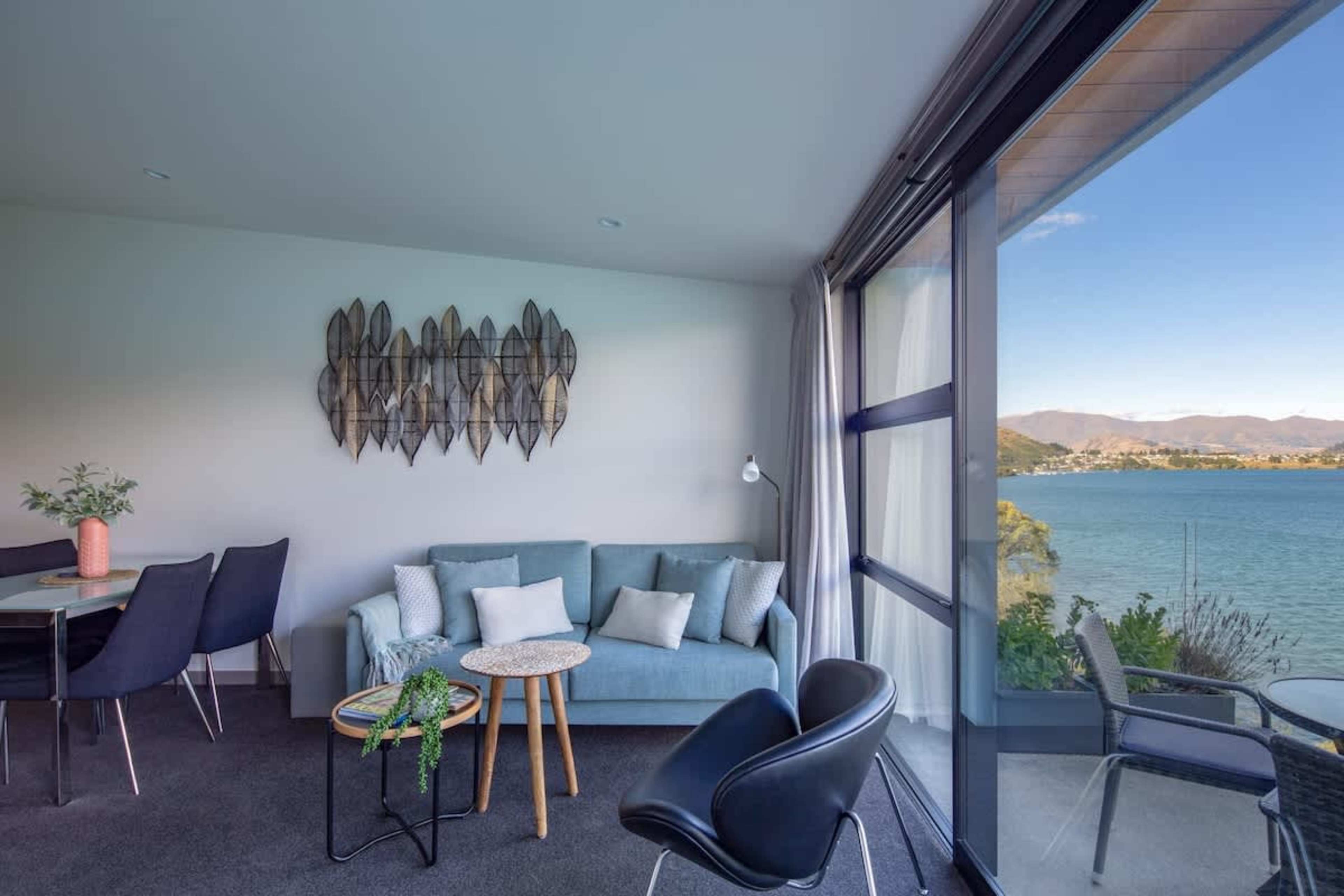 
Comfort and Style with Stunning Lake Views in Queenstown – Relax in this elegantly furnished living room, where modern decor meets breathtaking views of Lake Wakatipu, offering the ultimate Queenstown retreat.