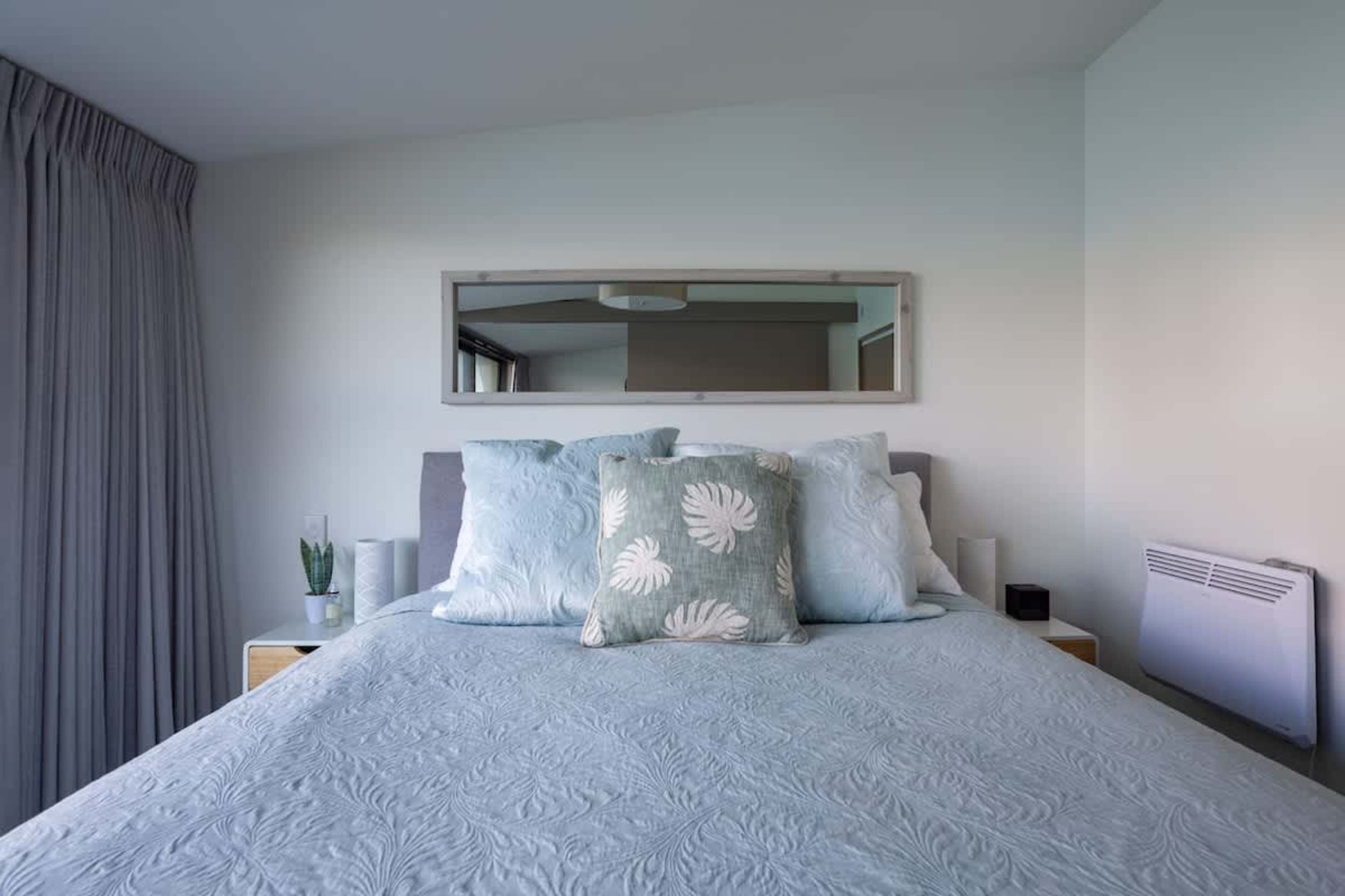 Cozy and Stylish Bedroom – This peaceful bedroom offers a plush bed, soft linens, and a calming ambiance, perfect for a restful night’s sleep.