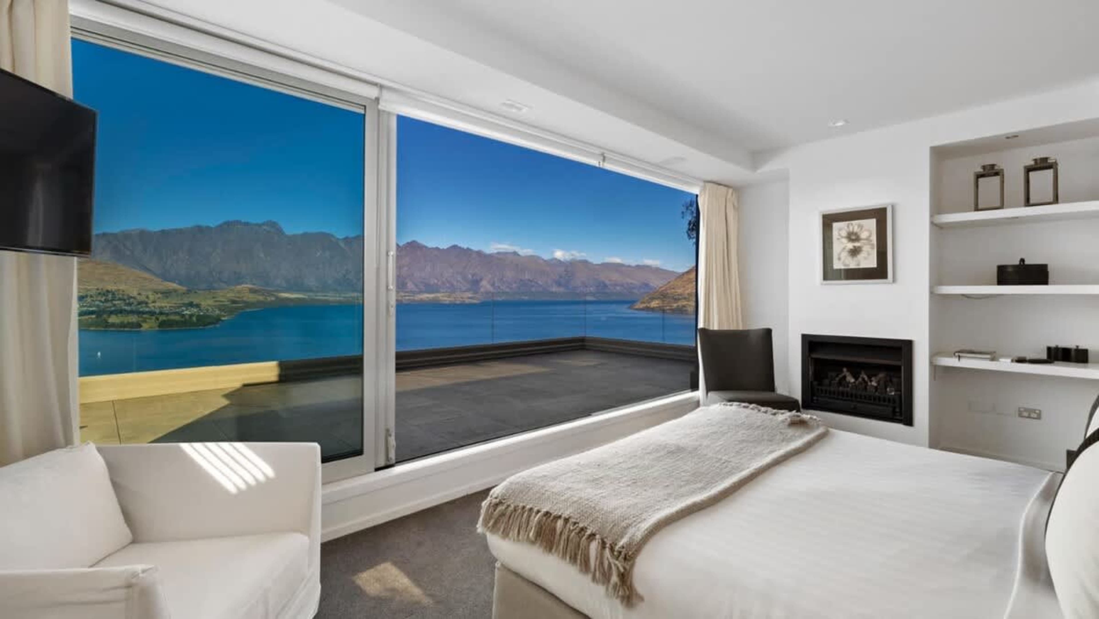 Opulent Master Suite
Relax in the exquisite master suite with a walk-in wardrobe, luxurious ensuite, and seamless patio access, offering incredible views of Queenstown’s landscape and the surrounding mountains.