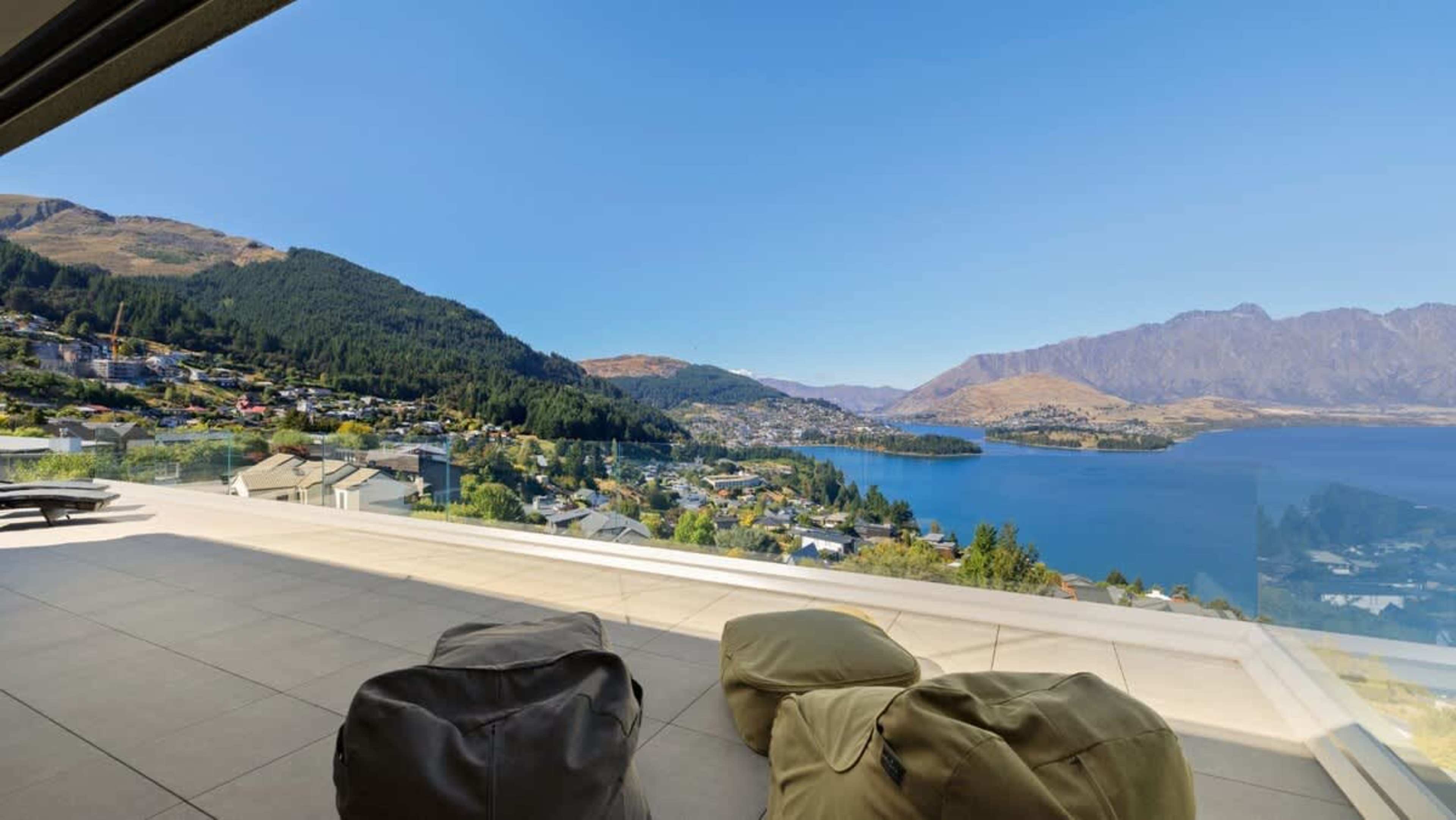 Alfresco Dining with Views
Enjoy a meal on the patio, equipped with a BBQ, or soak in the hot tub while taking in the stunning lake and mountain views—perfect for relaxing in Queenstown.