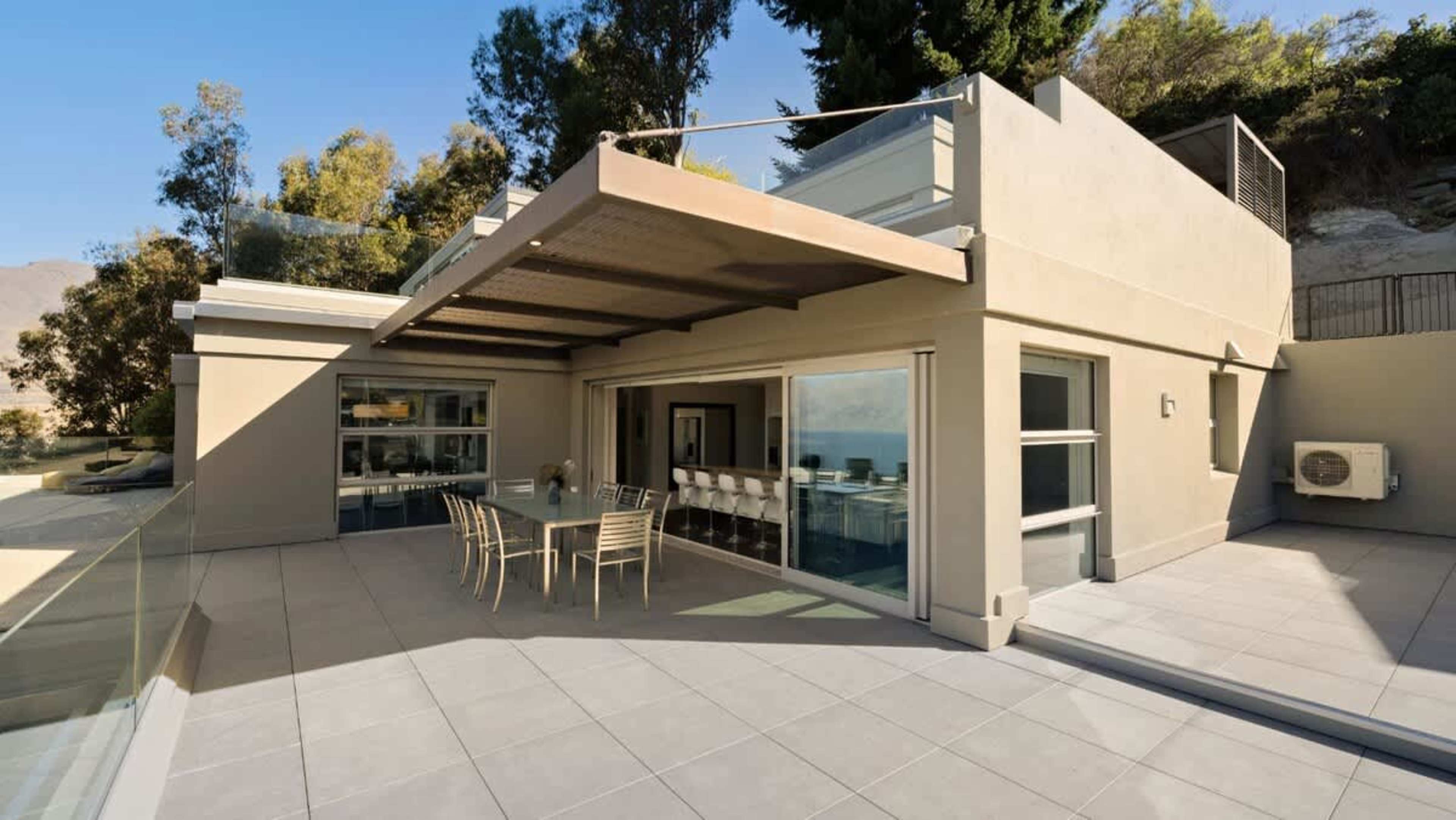 Luxury Patio with Hot Tub and BBQ
Step onto the patio for an indulgent experience with a hot tub, BBQ, and amazing views of Queenstown's stunning landscapes, perfect for entertaining or unwinding.