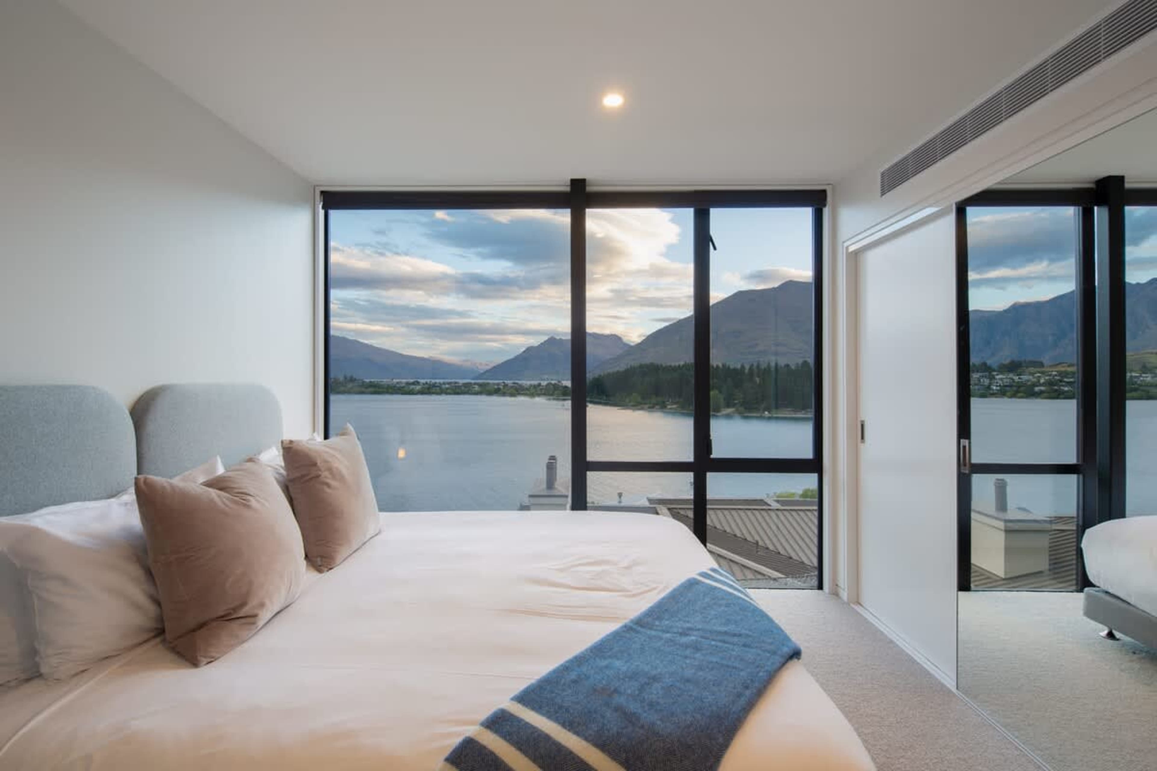 Spacious Third Bedroom with King Bed – This comfortable bedroom features a plush king bed that can be split, premium linens, and ample space, ensuring a restful and relaxing stay.