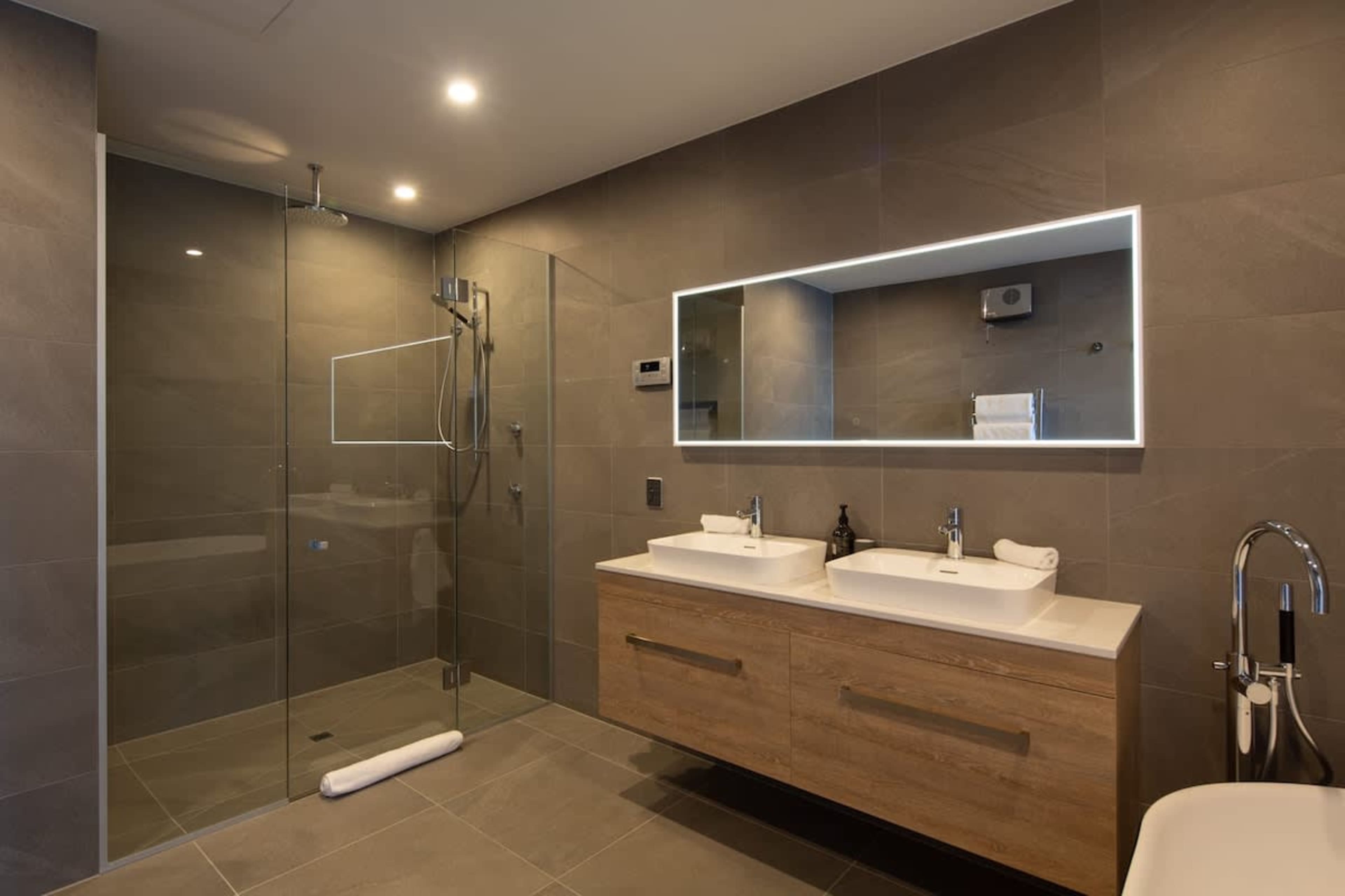 Elegant Master Ensuite with Spa Tub – This master bathroom features a spacious spa tub, underfloor heating, and Ashley & Co toiletries, providing a perfect blend of luxury and comfort.