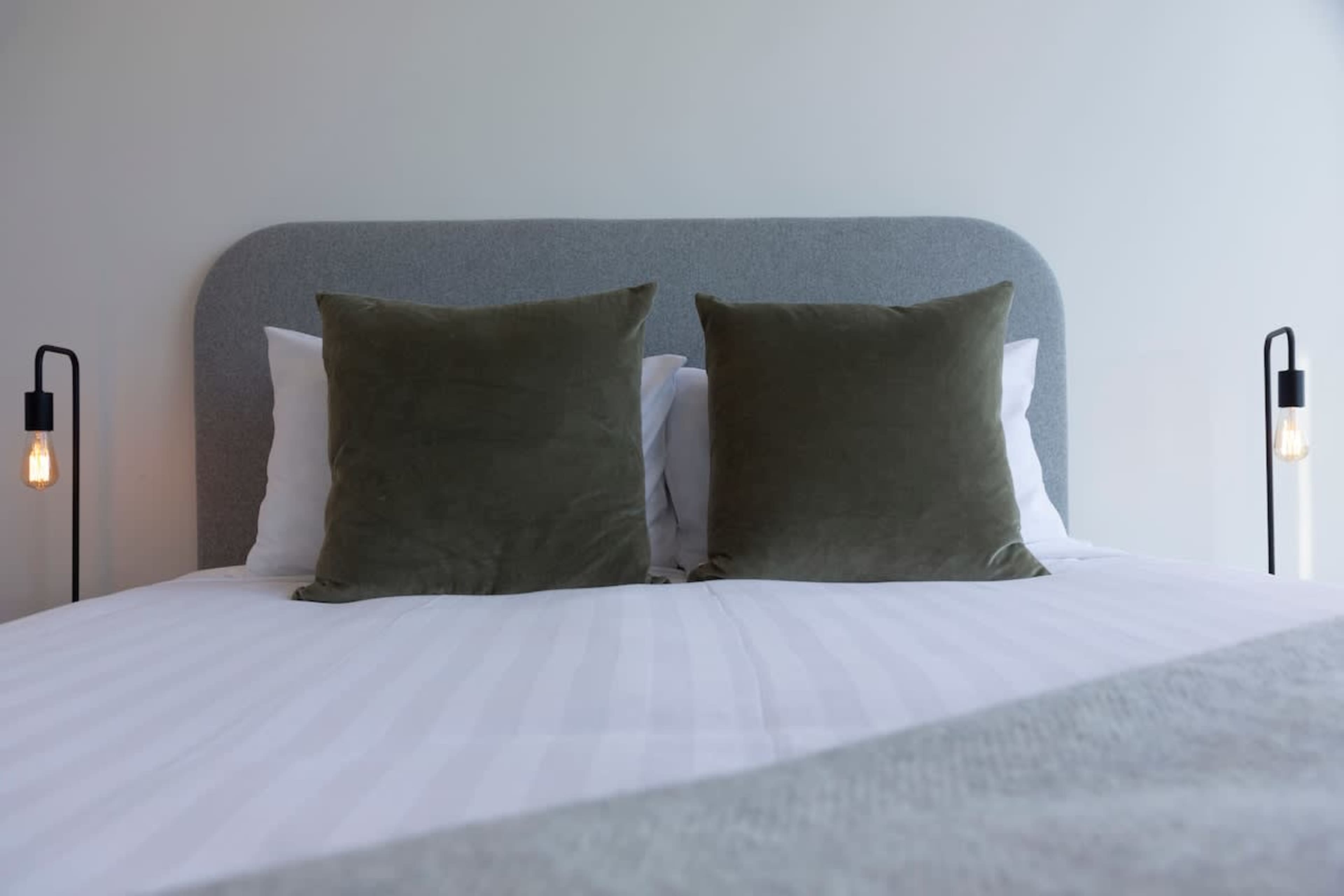Elegant Master Bedroom with Ensuite and Wardrobe – Relax in this serene master suite, offering a comfortable king bed, a stylish ensuite for added convenience, and a generous wardrobe for your belongings.