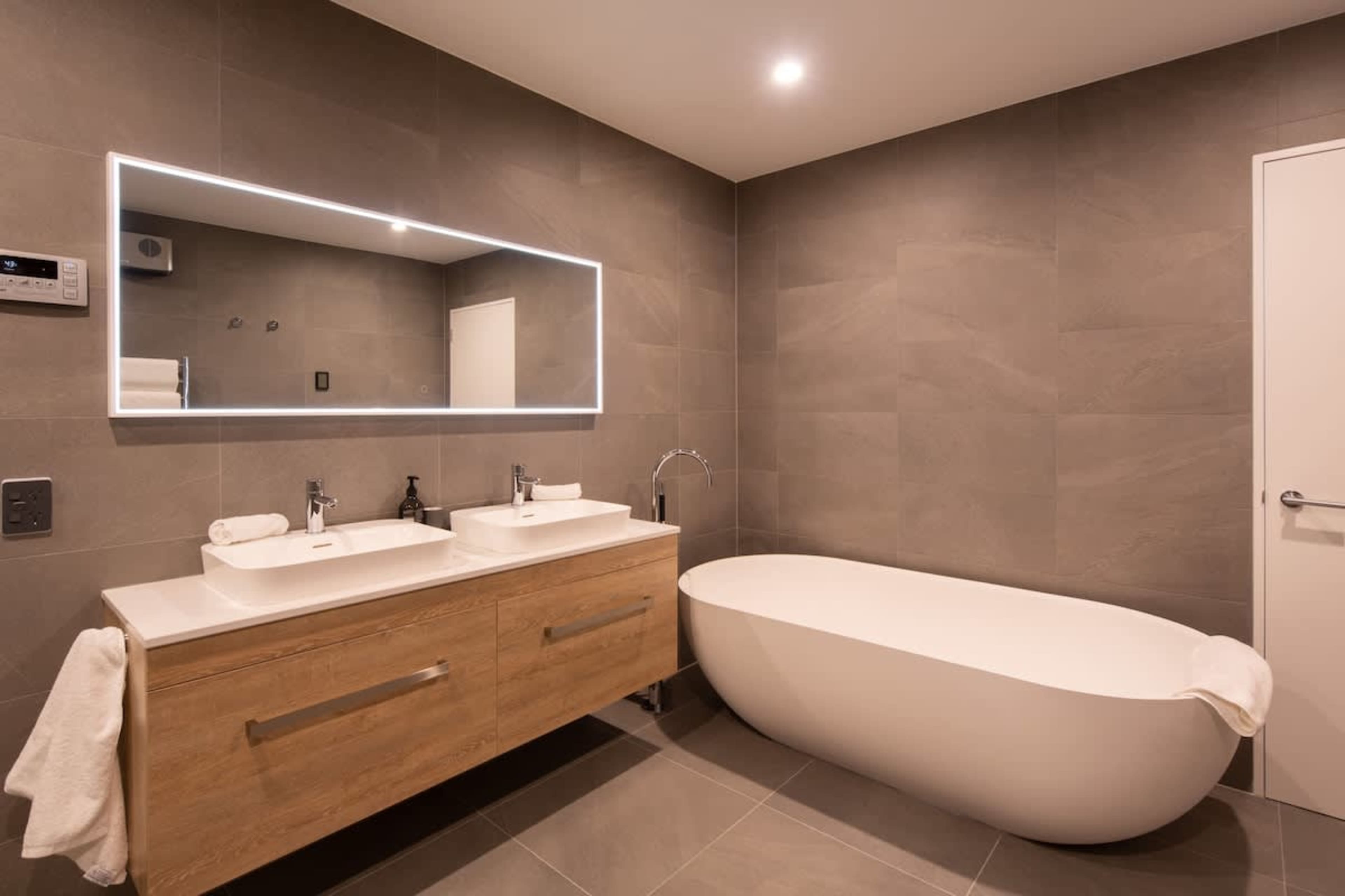 Master Bathroom with Spa Tub and Underfloor Heating – Indulge in relaxation with a luxurious spa tub, underfloor heating for added comfort, and premium Ashley & Co toiletries for a lavish experience.