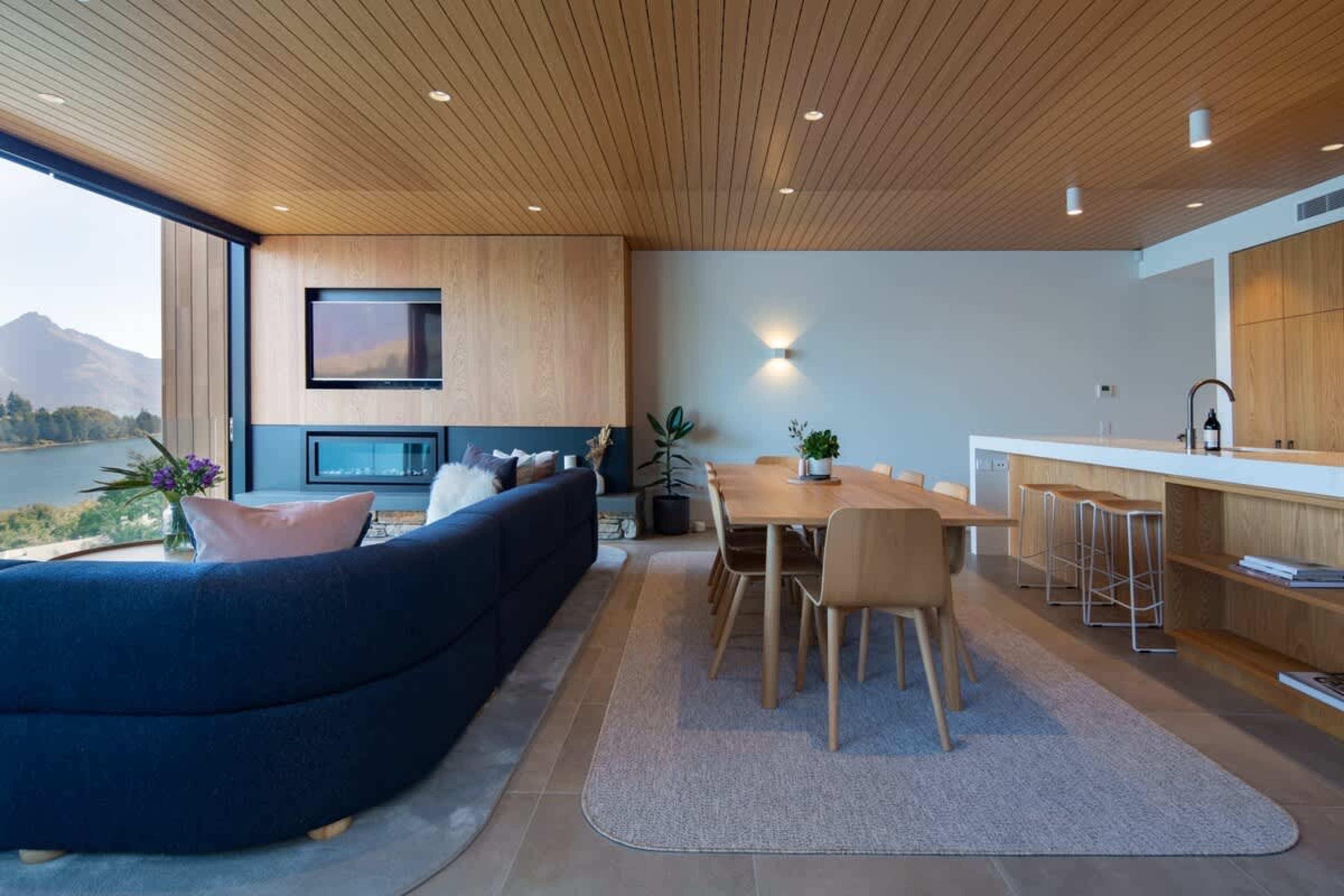 Open Dining Area with Stunning Views – Enjoy meals in this bright and airy dining area, offering panoramic views of the lake and mountains, perfect for intimate dinners or lively gatherings.