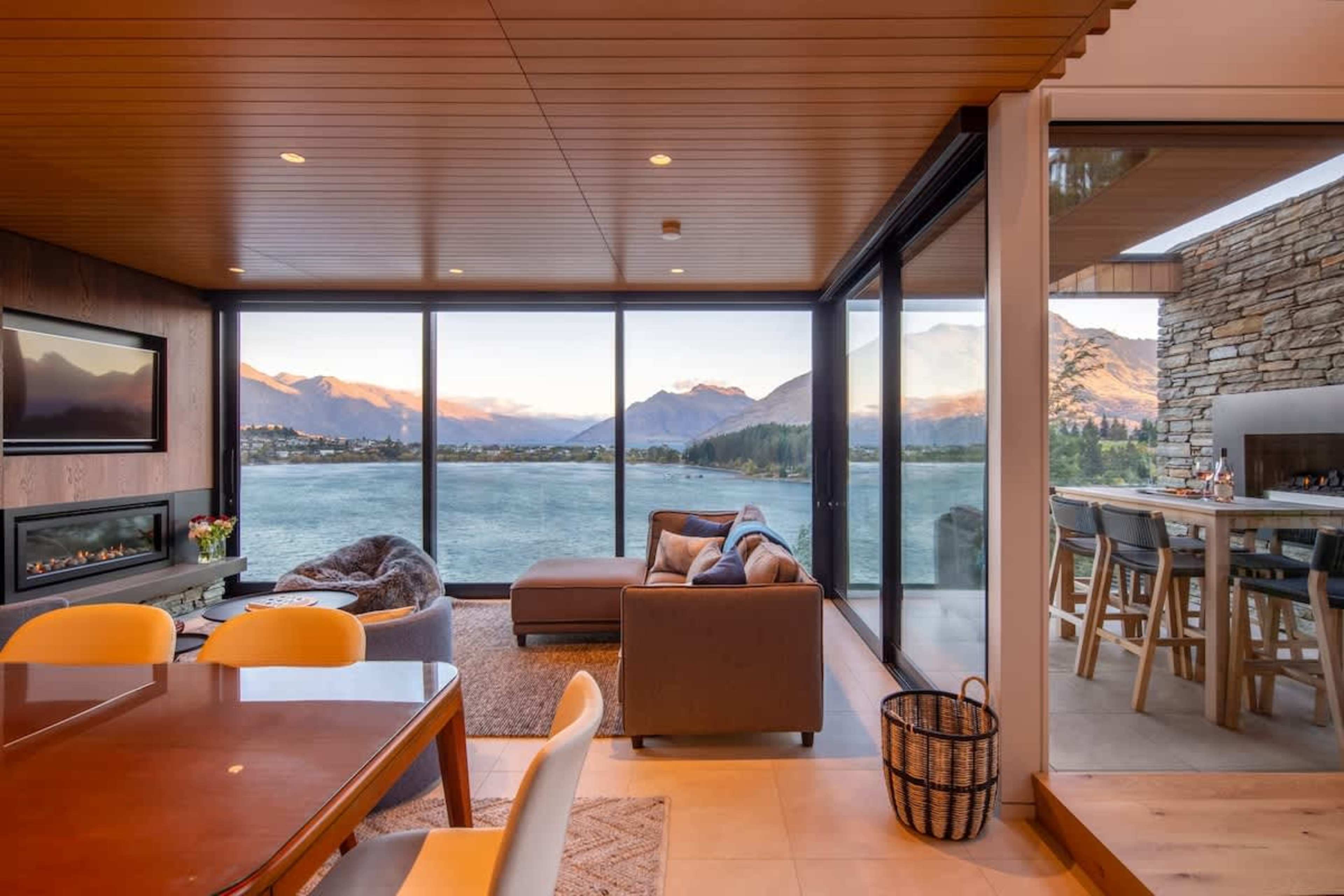 Spacious Living Room with Panoramic Lake Views – This elegant living space offers breathtaking views of Lake Wakatipu and the majestic mountains, providing the perfect serene retreat for relaxation in Queenstown’s stunning landscape.