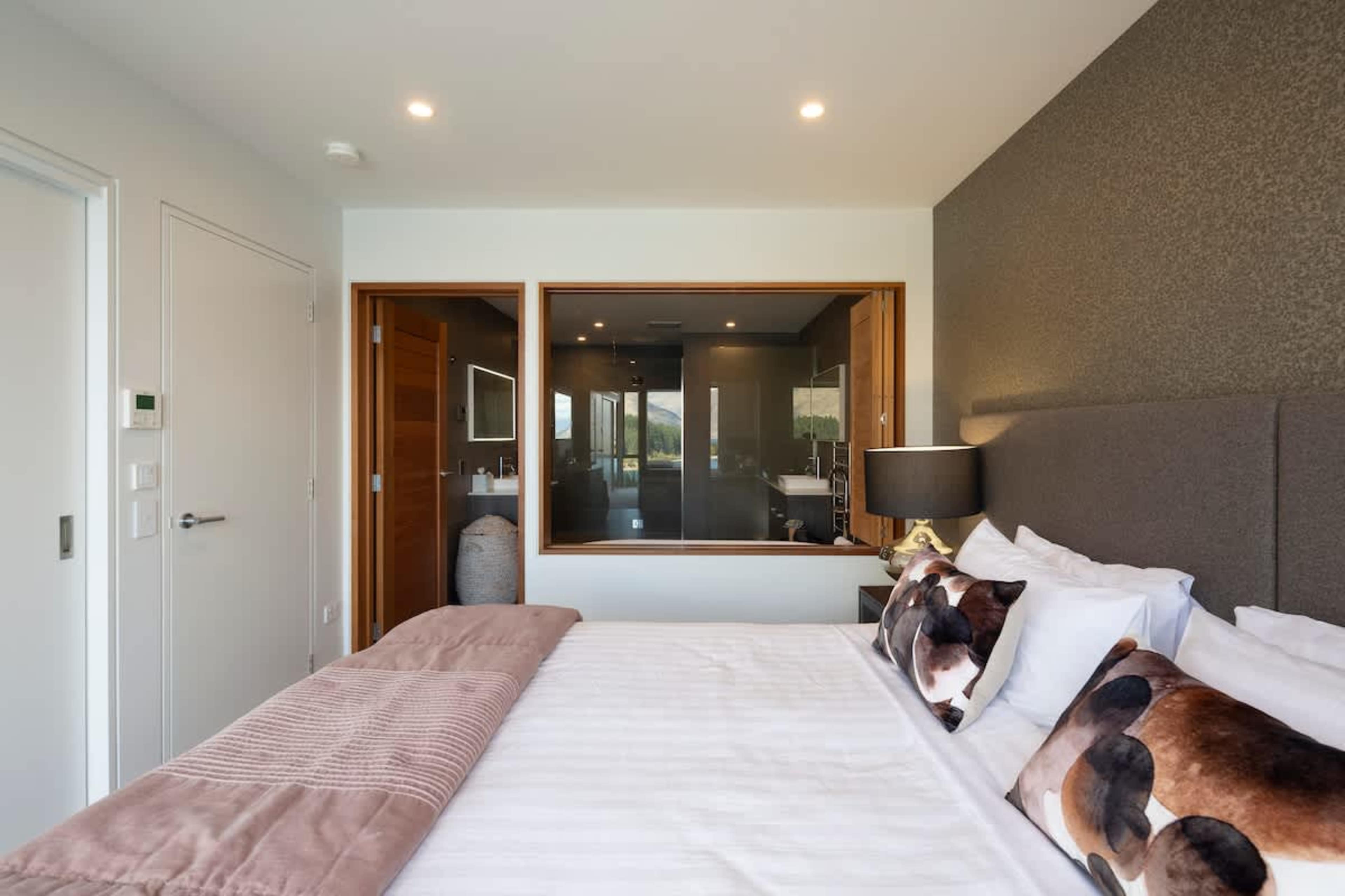 Elegant Master Retreat with Ensuite – Relax in the comfort of this spacious master bedroom, featuring a king-size bed with luxe bedding and a private ensuite for a truly indulgent stay.