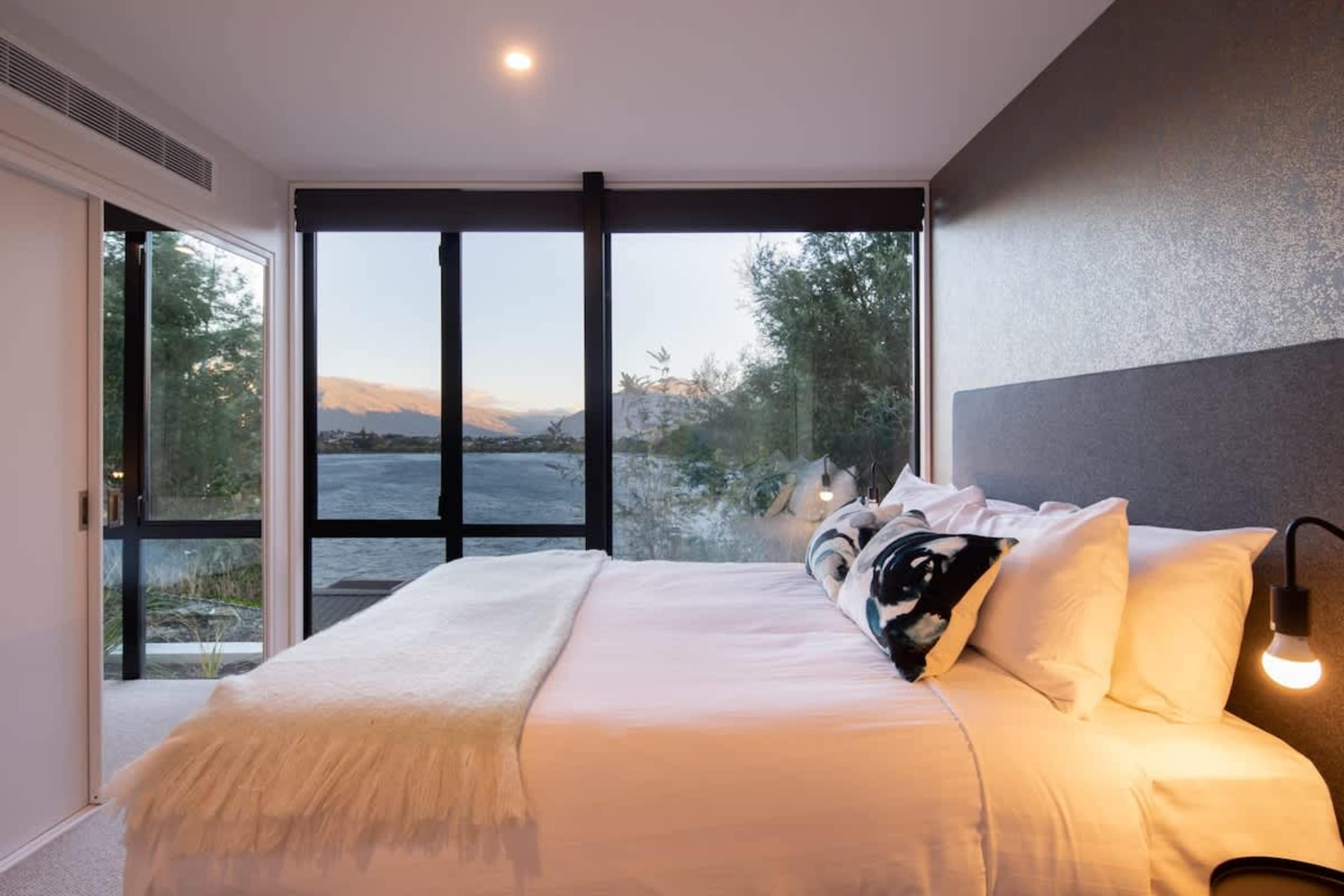 Comfortable Bedroom with AC – This cozy bedroom features a comfortable king bed, luxurious linens, and air conditioning to ensure a restful stay, no matter the season.