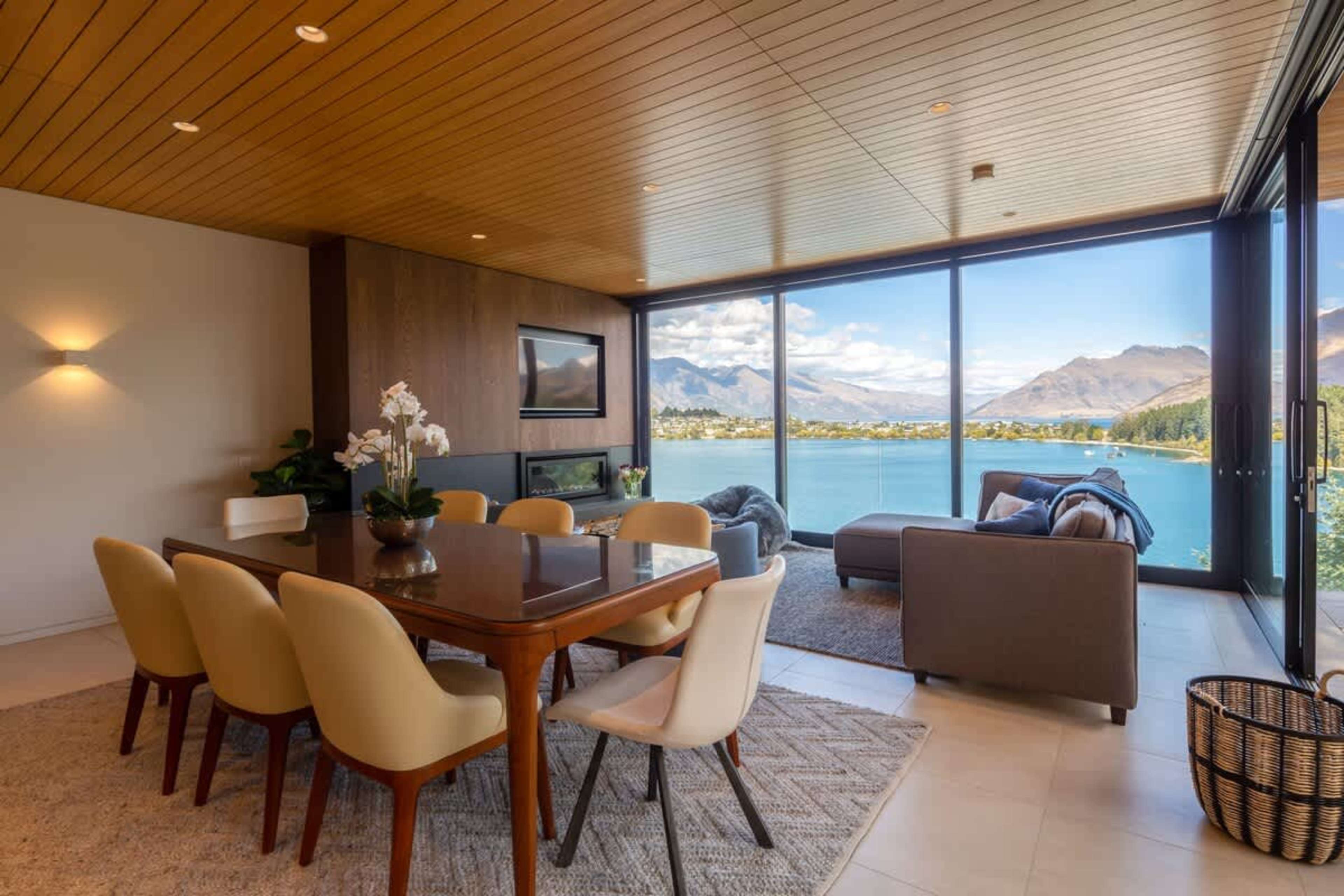 Indoor-Outdoor Dining Experience – With direct access to the patio and panoramic lake views, this dining space is perfect for enjoying meals while surrounded by nature.