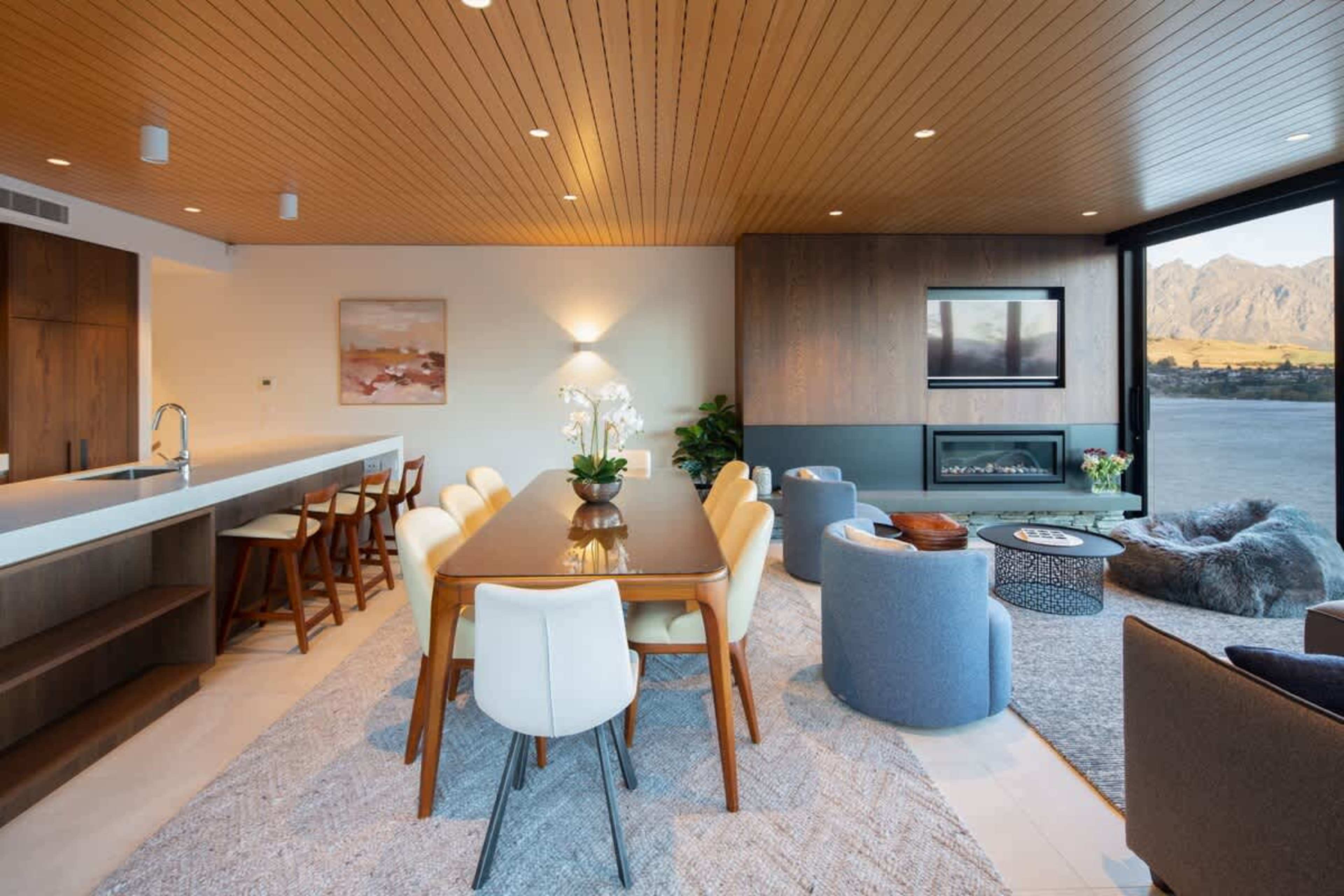 Luxury Dining Room with Views – Experience fine dining in this stunning space, designed for both comfort and style, with exceptional lakefront views that make every meal feel special.