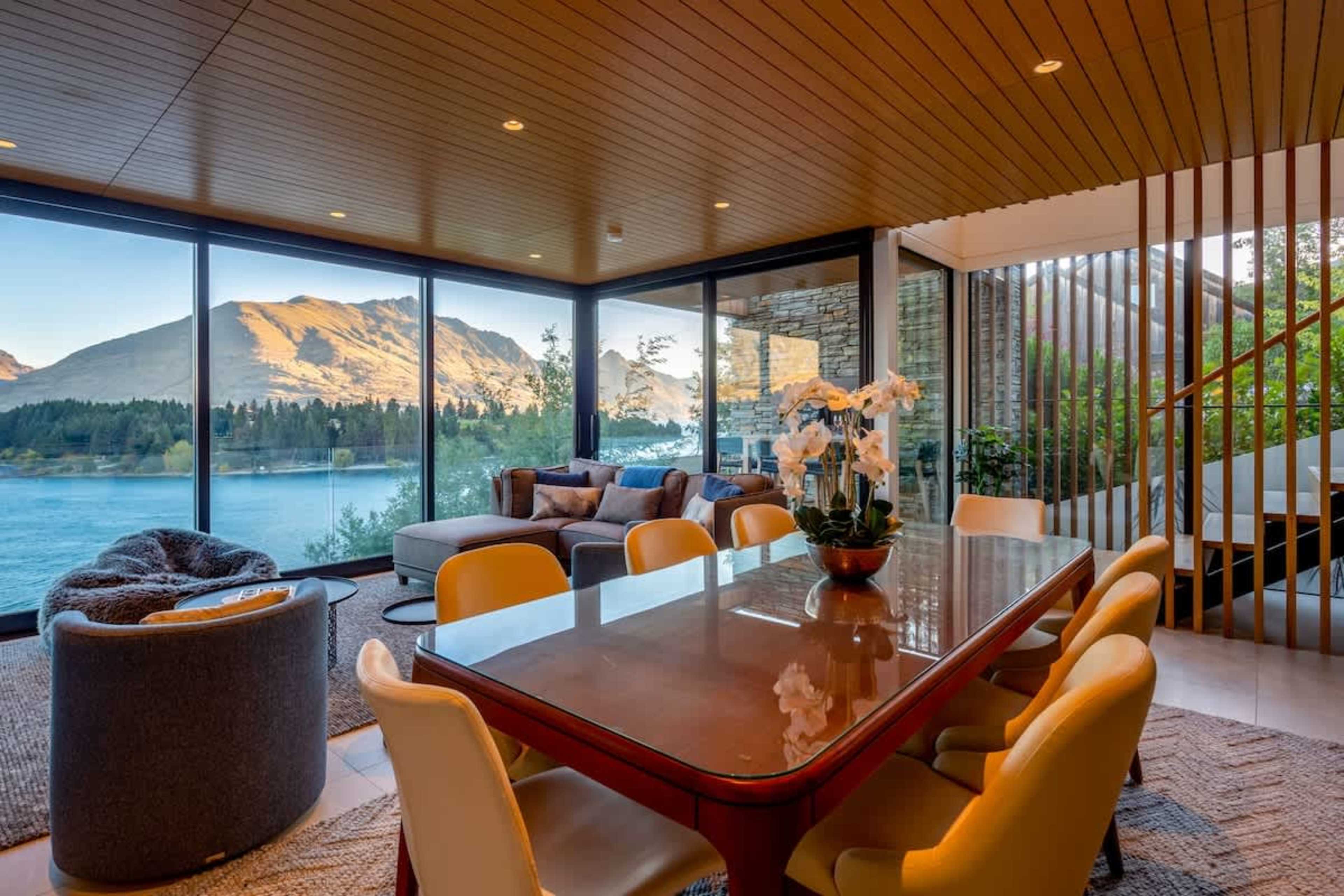 Spacious Dining Area – This elegant dining area comfortably seats guests while offering stunning lake views, ideal for intimate dinners or entertaining.